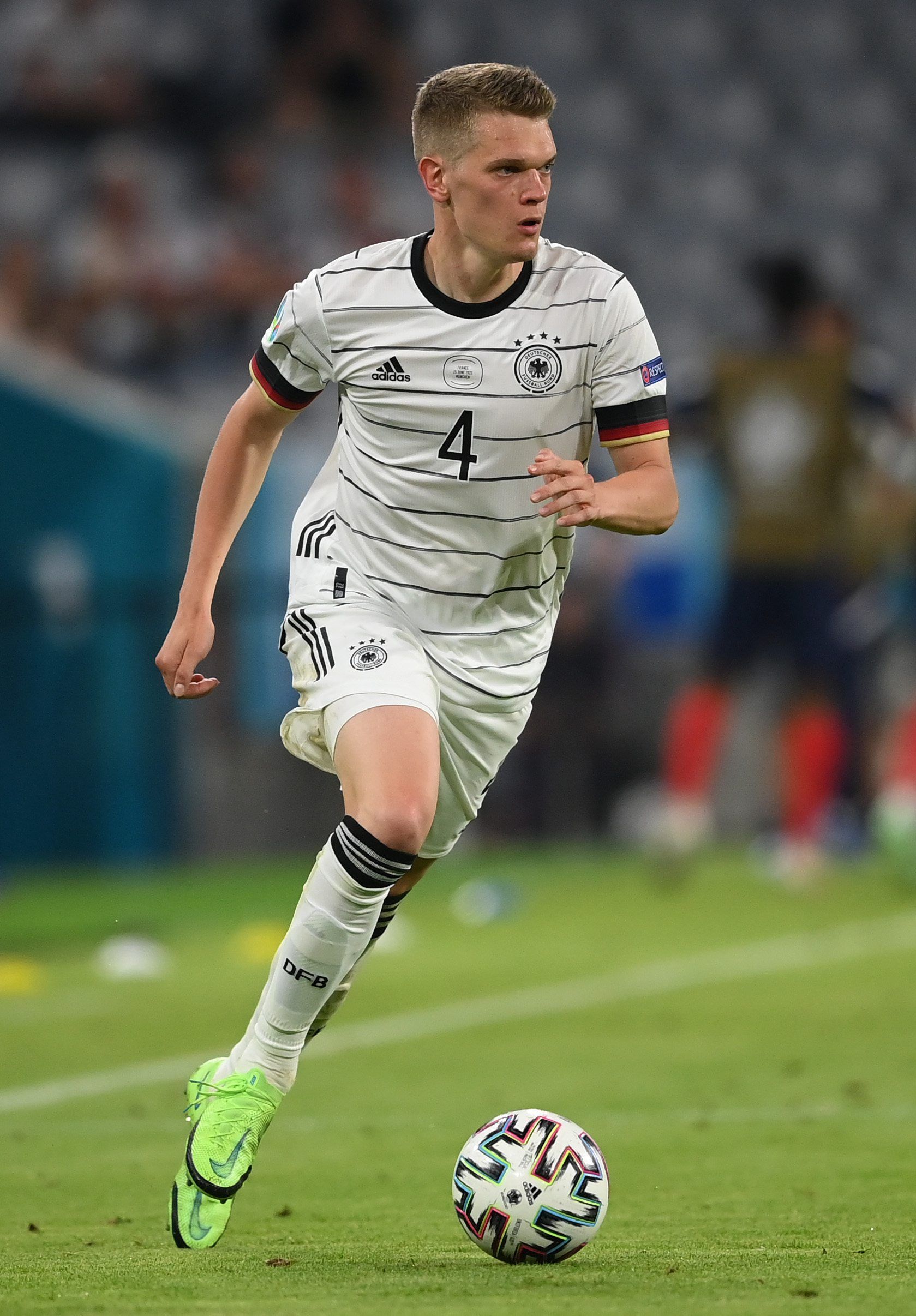 EM 2021: Matthias Ginter dribbelt beim Spiel zwischen Deutschland und Frankreich.