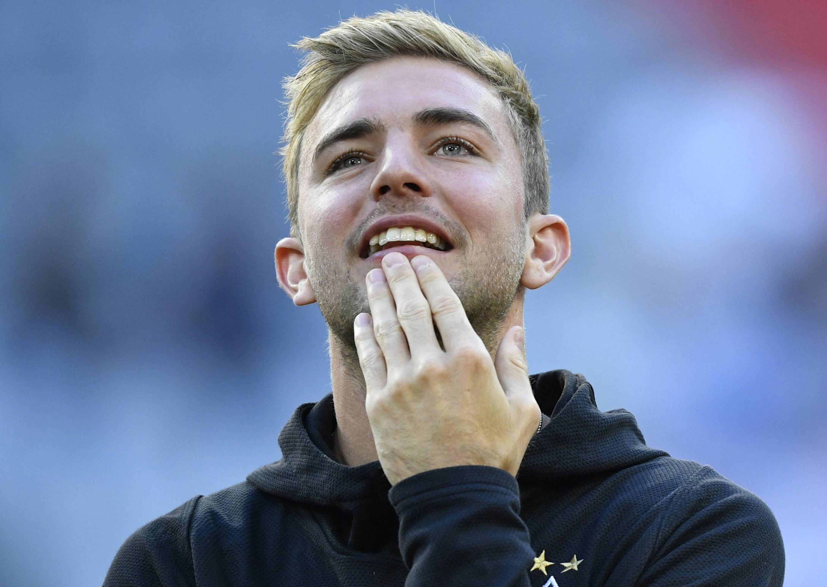 Christoph Kramer von Borussia Mönchengladbach reibt sich mit der Hand das Kinn, derweil ist sein Blick interessiert nach oben gerichtet.