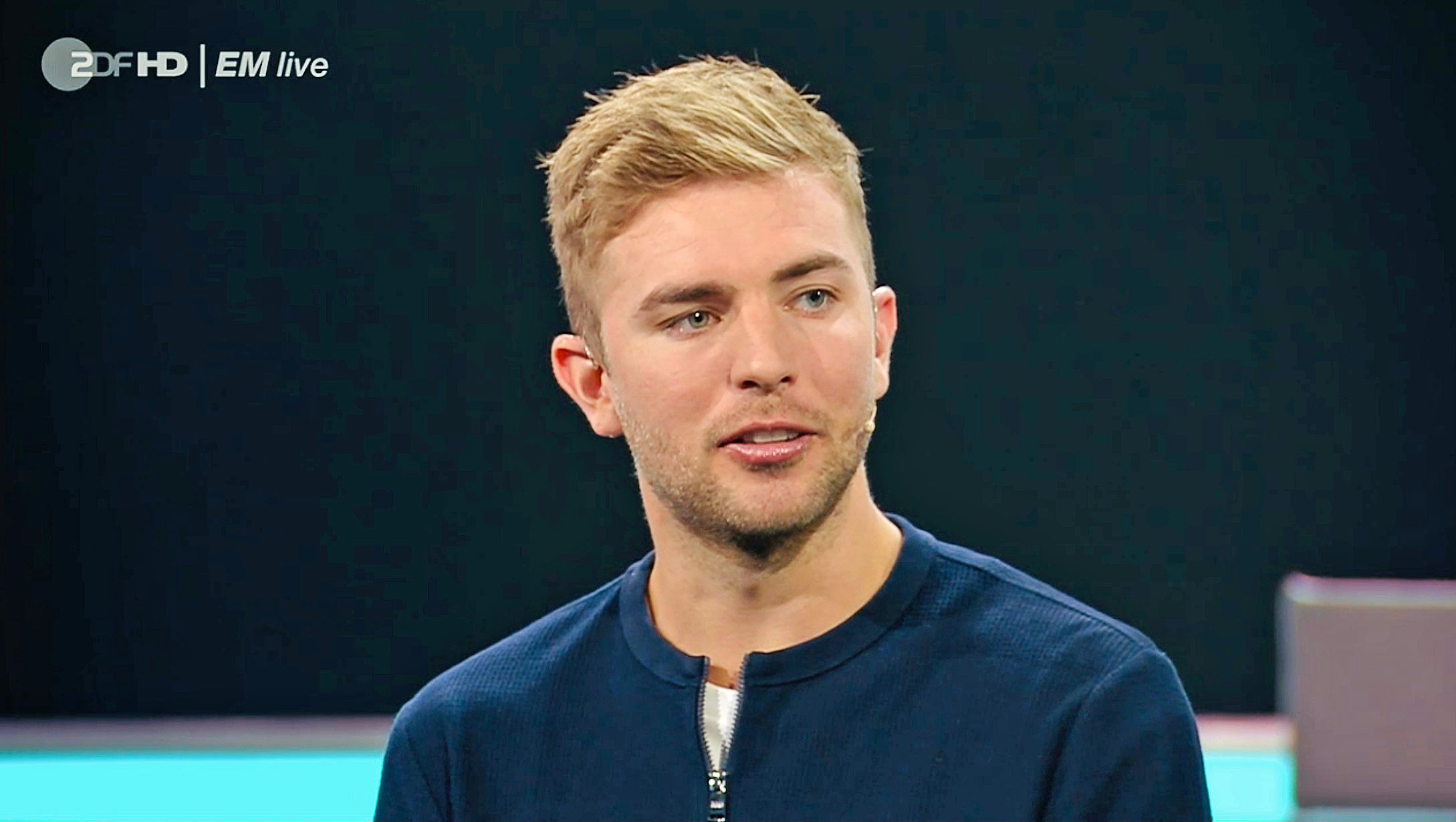 Christoph Kramer blickt als TV-Experte in die Kamera des Senders ZDF.