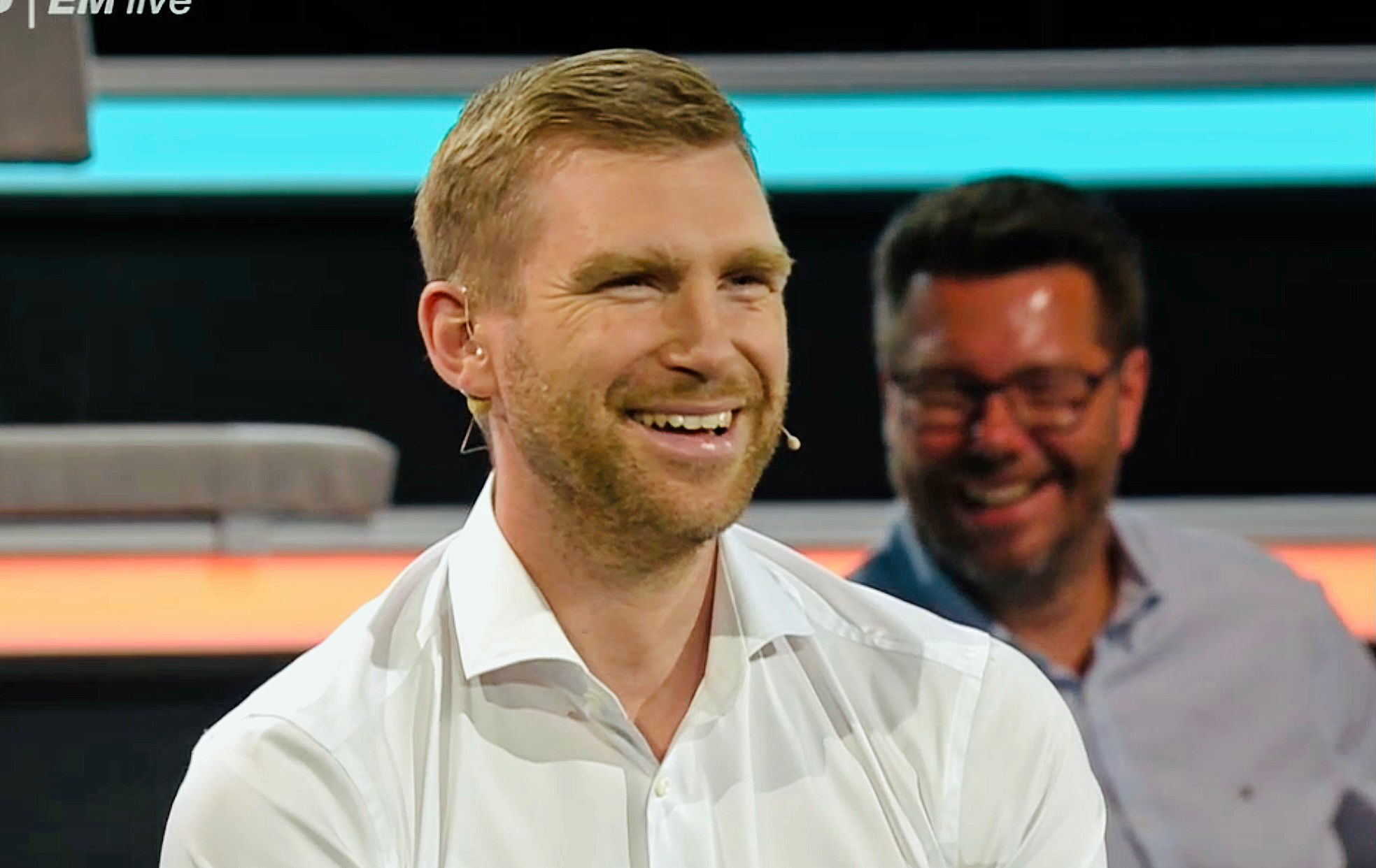 Weltmeister Per Mertesacker lacht im ZDF in die Kamera.