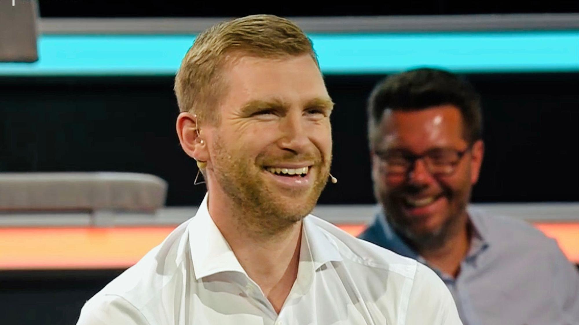 Weltmeister Per Mertesacker lacht im ZDF in die Kamera.