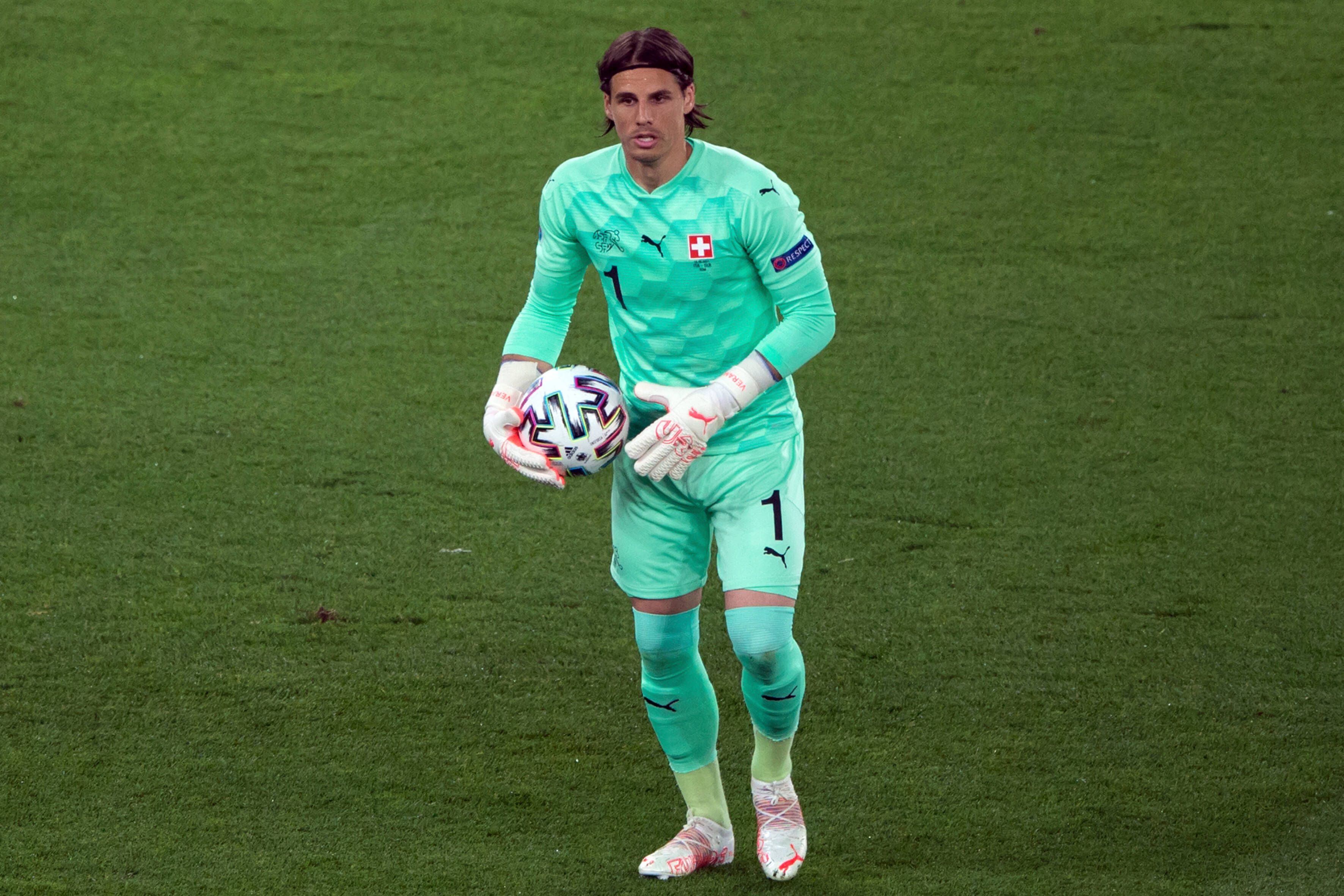 Yann Sommer, Torhüter der Schweizer Nationalmannschaft und von Borussia Mönchengladbach, hält den Ball in seiner rechten Hand fest.
