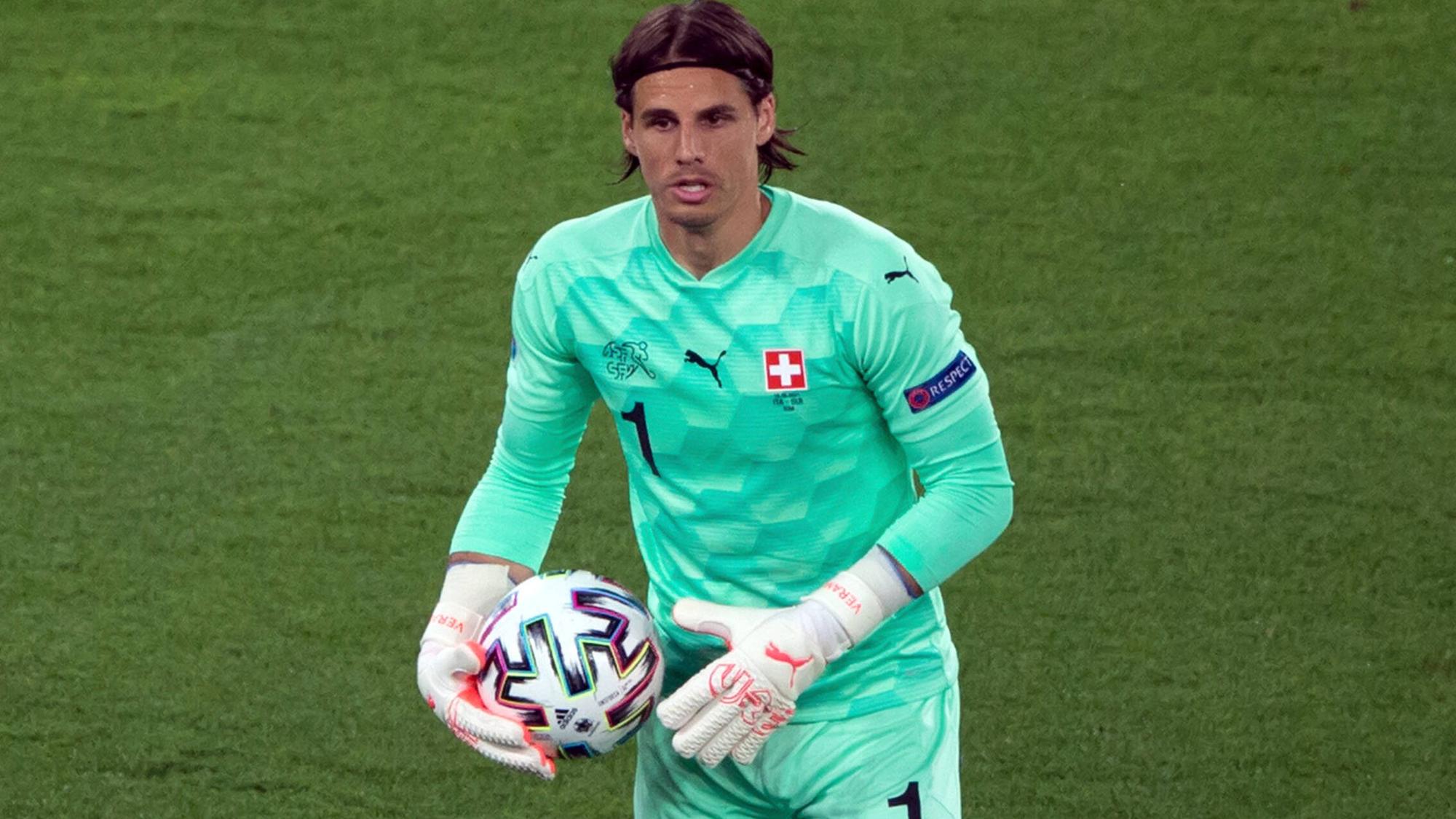 Yann Sommer, Torhüter der Schweizer Nationalmannschaft und von Borussia Mönchengladbach, hält den Ball in seiner rechten Hand fest.