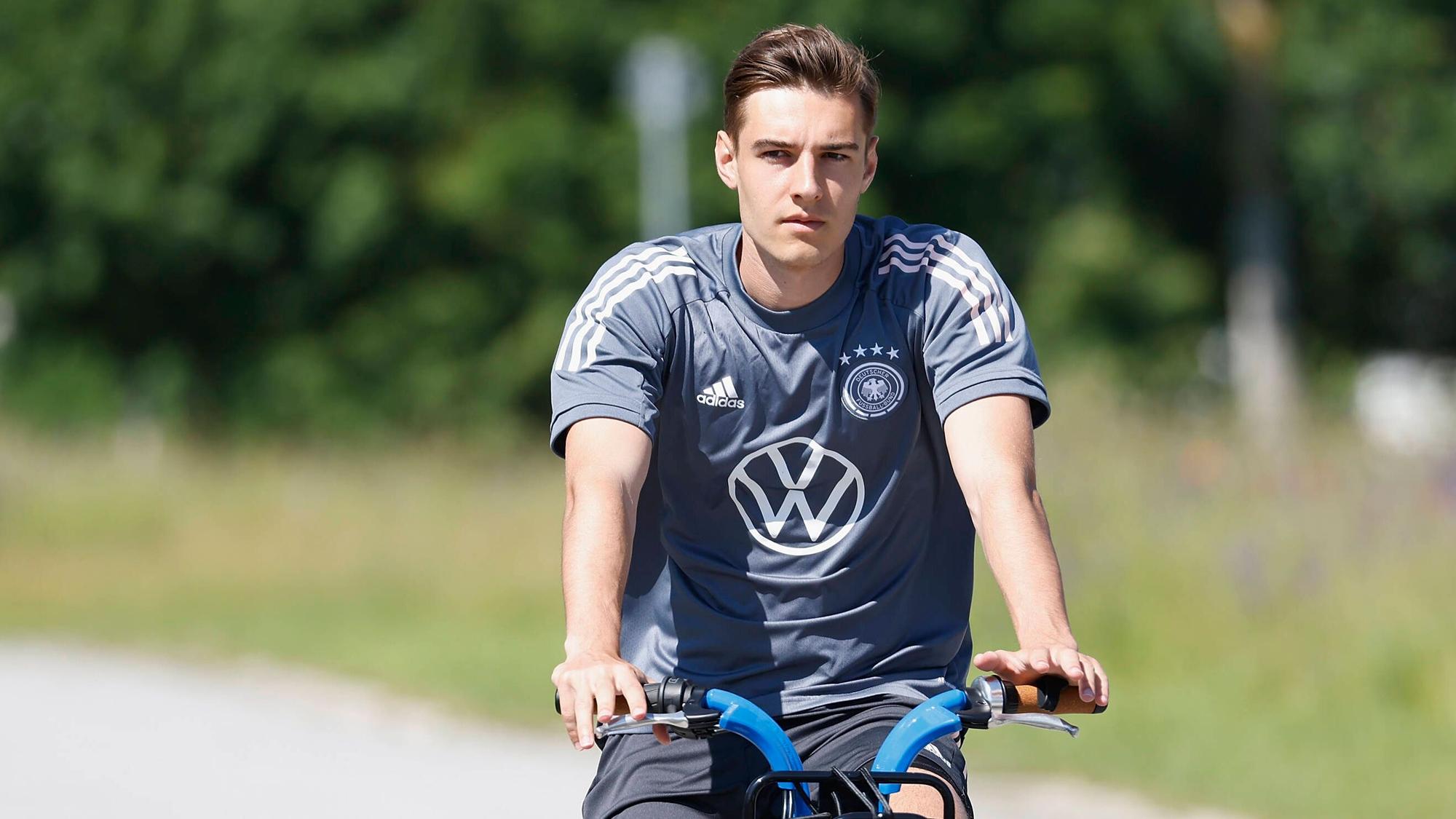 Florian Neuhaus, Spieler von Borussia Mönchengladbach, sitzt auf dem Fahrrad.