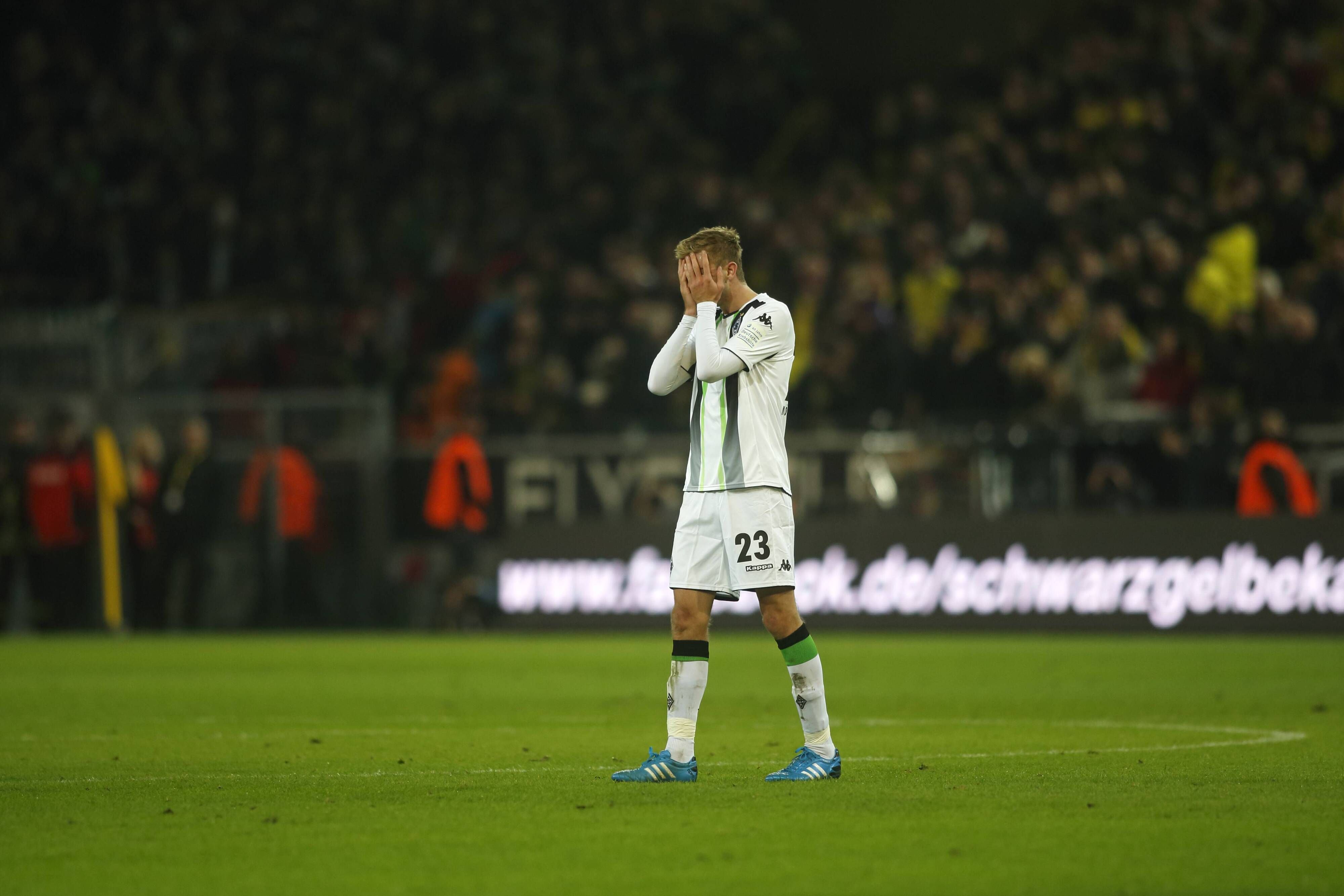 Gladbach-Spieler Christoph Kramer hält sich vor Entsetzen beide Hände vor das das Gesicht.