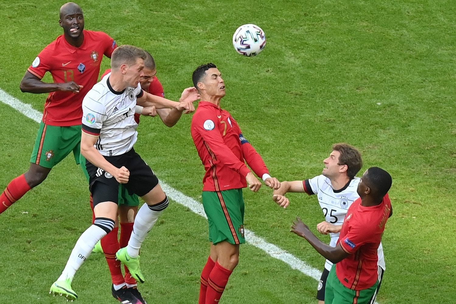 Gladbachs Matthias Ginter, hier im Zweikampf mit Portugals Cristiano Ronaldo, feierte mit dem DFB-Team im zweiten EM-Gruppenspiel einen 4:2-Sieg.