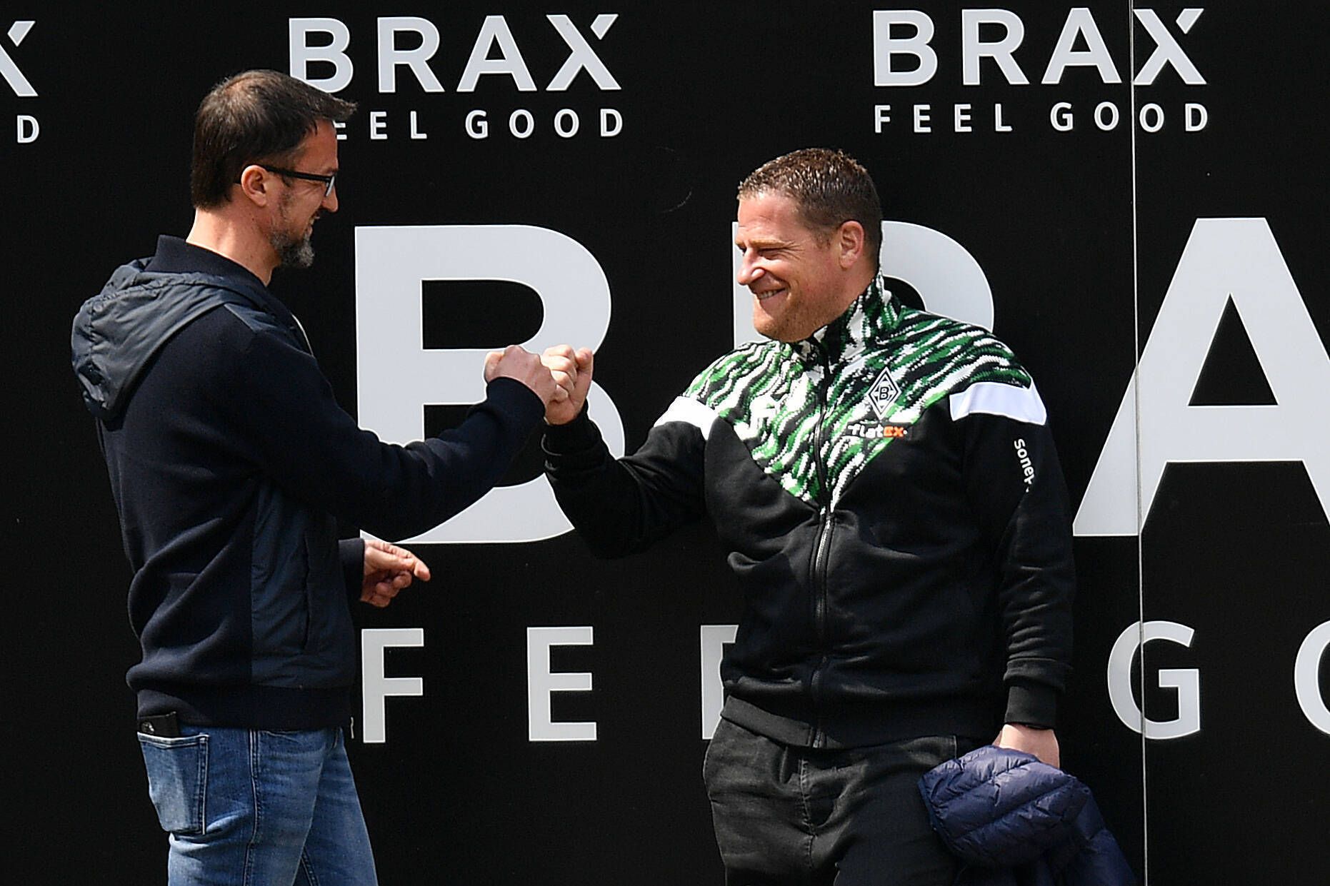 Zwei, die einander schätzen: Ex-Frankfurt-Manager Fredi Bobic und Gladbachs Sportdirektor Max Eberl, hier am 17. April 2021 beim Bundesliga-Duell zwischen der SGE und dem VfL.