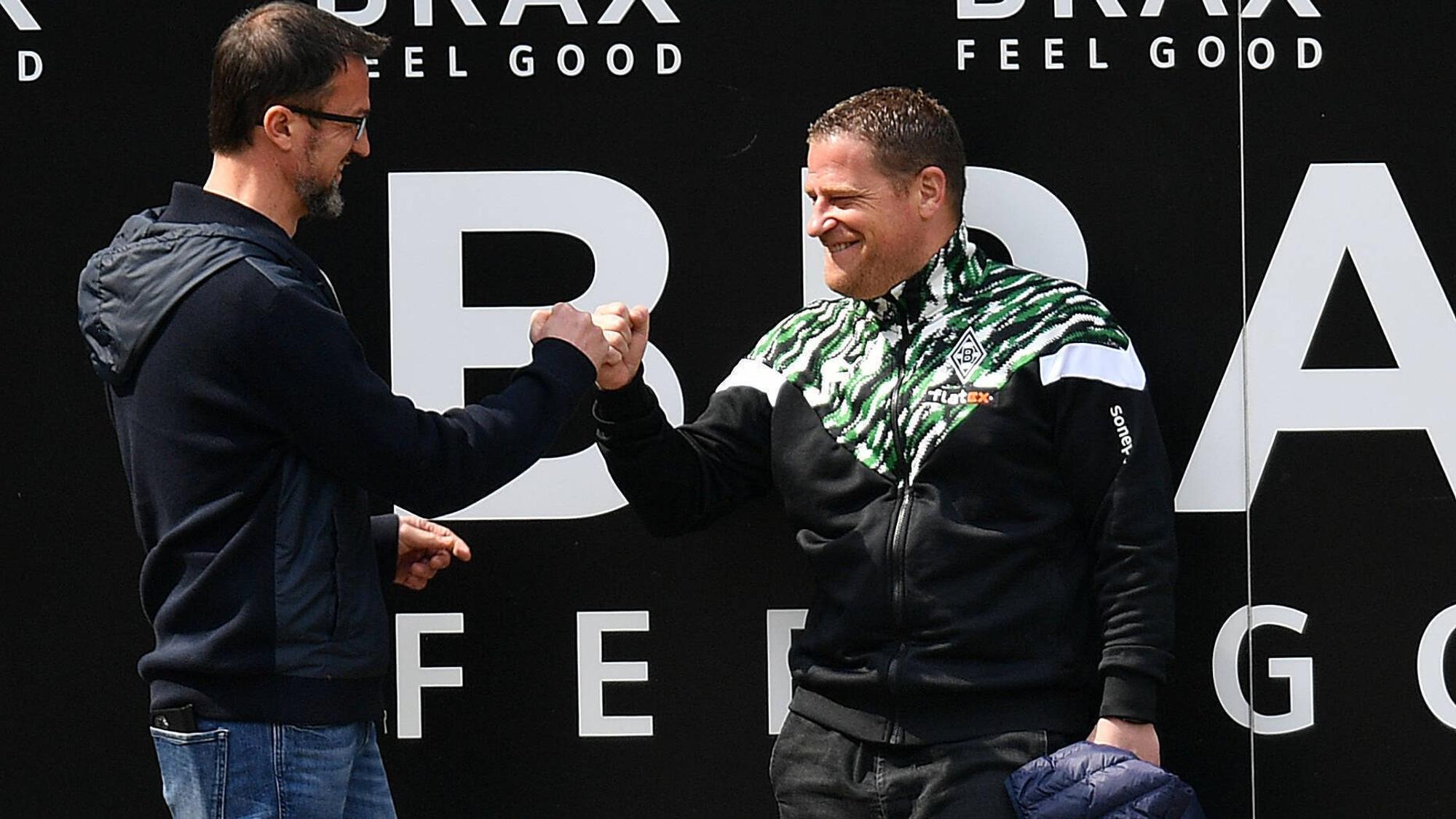 Zwei, die einander schätzen: Ex-Frankfurt-Manager Fredi Bobic und Gladbachs Sportdirektor Max Eberl, hier am 17. April 2021 beim Bundesliga-Duell zwischen der SGE und dem VfL.