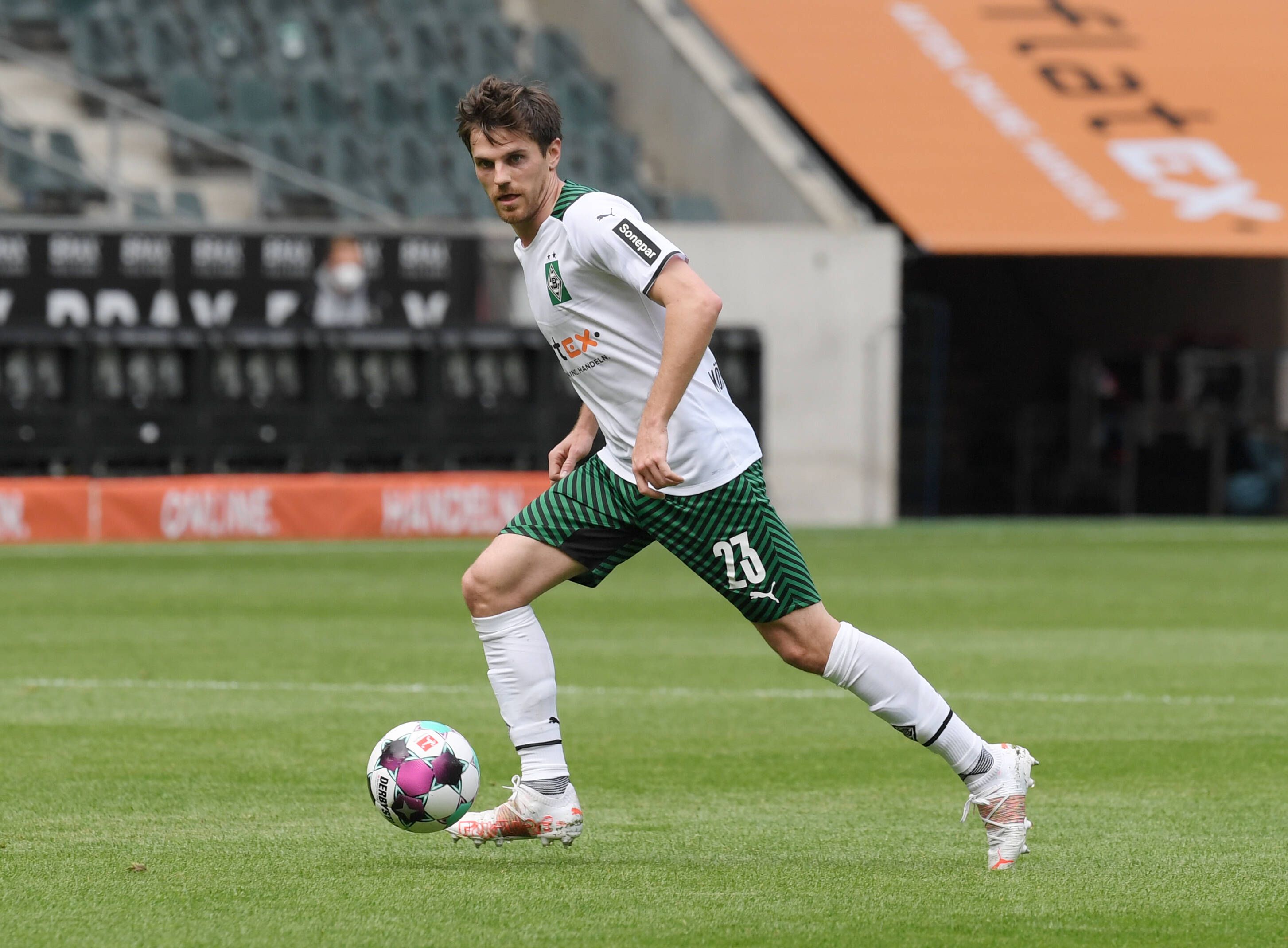 Gladbachs Offensivakteur Jonas Hofmann am 15. Mai 2021 beim Bundesliga-Duell gegen Stuttgart in Aktion.