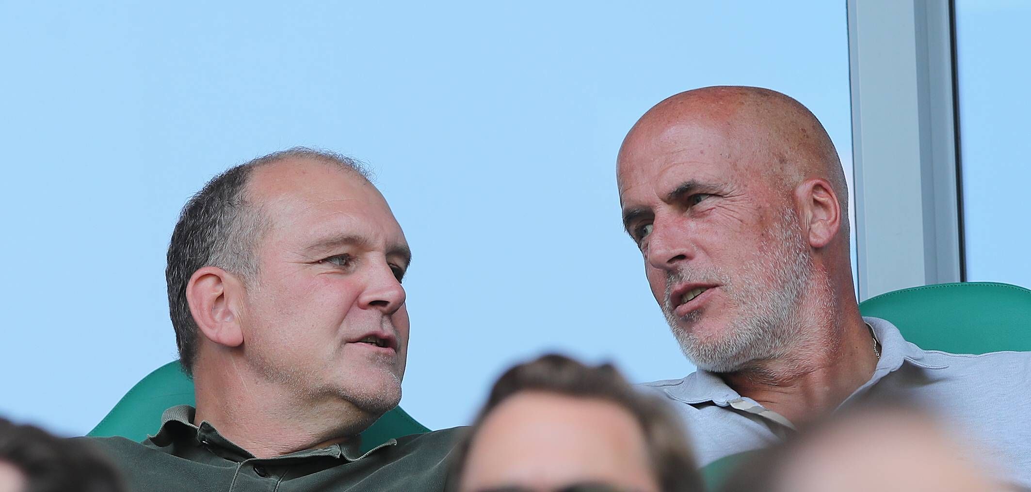 Der ehemalige Gladbacher Cheftrainer Michael Frontzeck (r.) und Wolfsburg-Manager Jörg Schmadtke (l.) sitzen am 31. August 2019 gemeinsam auf der Tribüne der Volkswagen-Arena und schauen sich in der Autostadt das Duell gegen den SC Paderborn an.