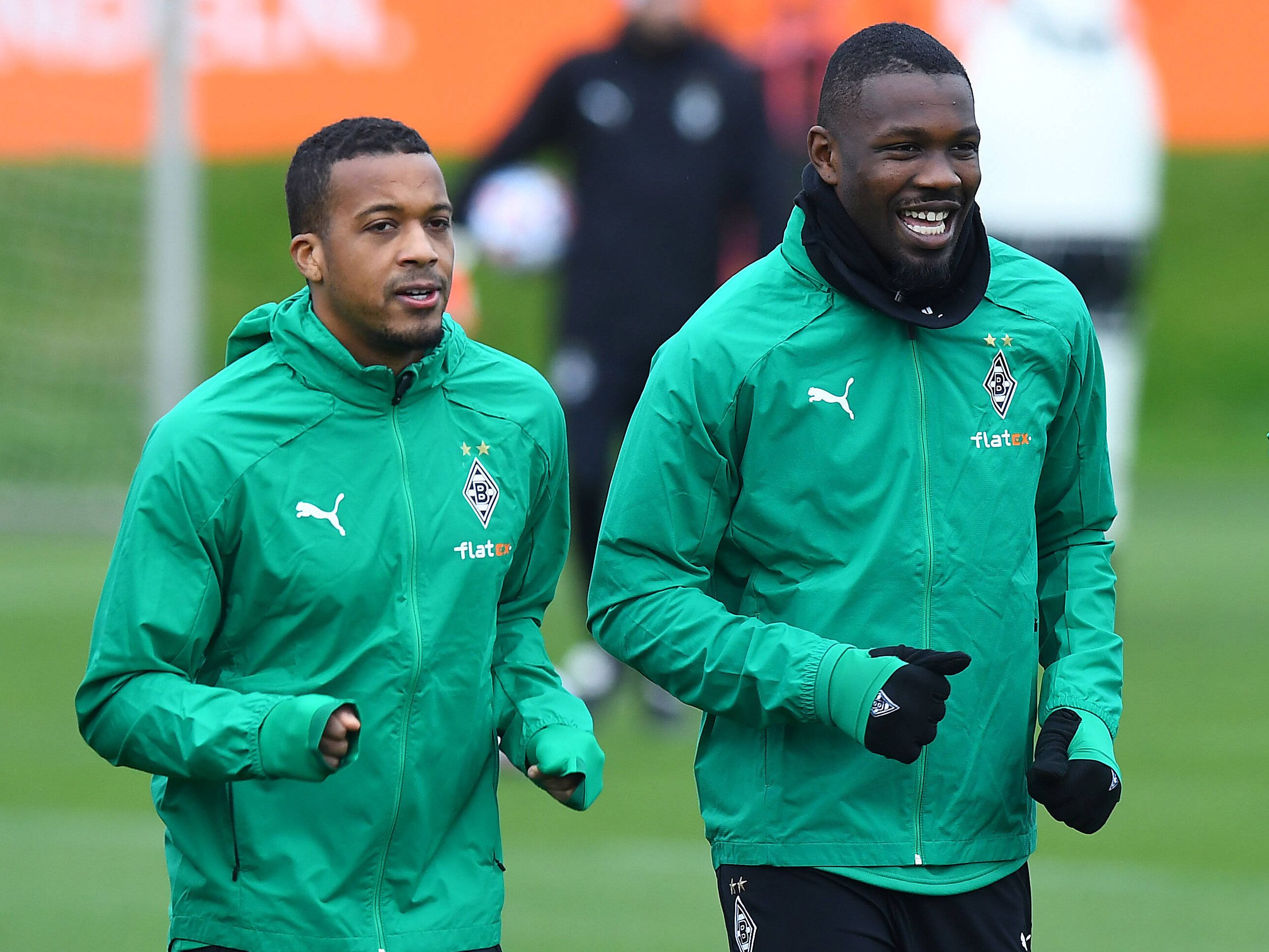Gladbachs Stürmer Alassane Plea (l.) und Marcus Thuram (r.), hier zu sehen bei einer Trainingseinheit im Borussia-Park am 20. Oktober 2020.