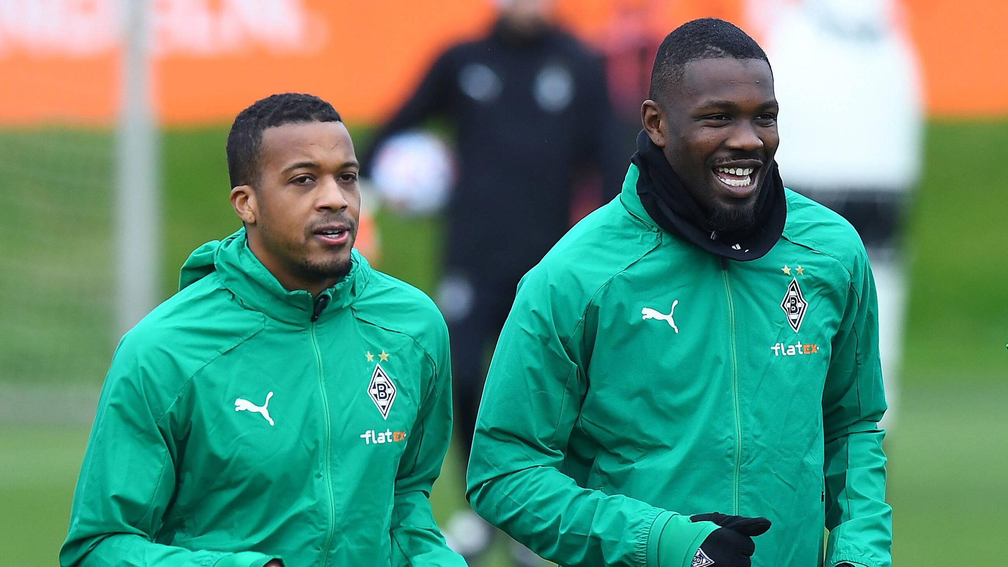 Gladbachs Stürmer Alassane Plea (l.) und Marcus Thuram (r.), hier zu sehen bei einer Trainingseinheit im Borussia-Park am 20. Oktober 2020.