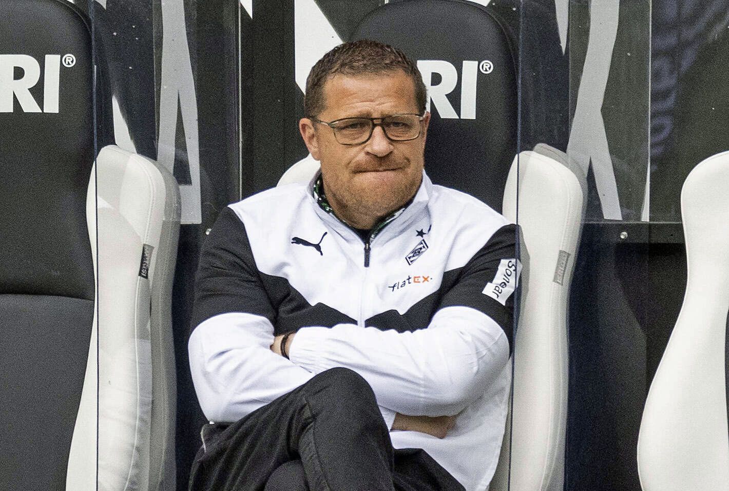 Gladbach-Manager Max Eberl sitzt am 15. Mai 2021, während des Bundesliga-Duells gegen den VfB Stuttgart, auf der Auswechselbank im Borussia-Park.