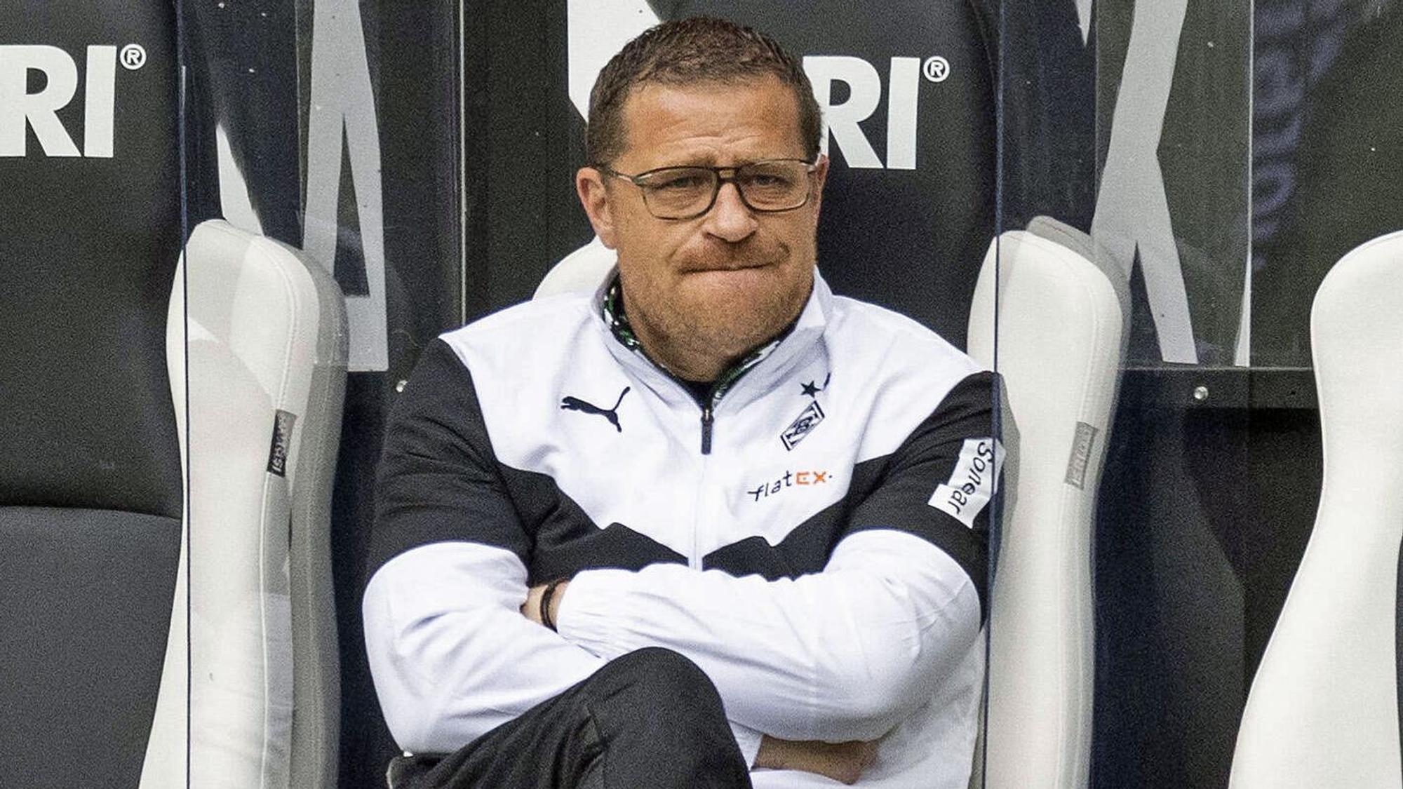 Gladbach-Manager Max Eberl sitzt am 15. Mai 2021, während des Bundesliga-Duells gegen den VfB Stuttgart, auf der Auswechselbank im Borussia-Park.