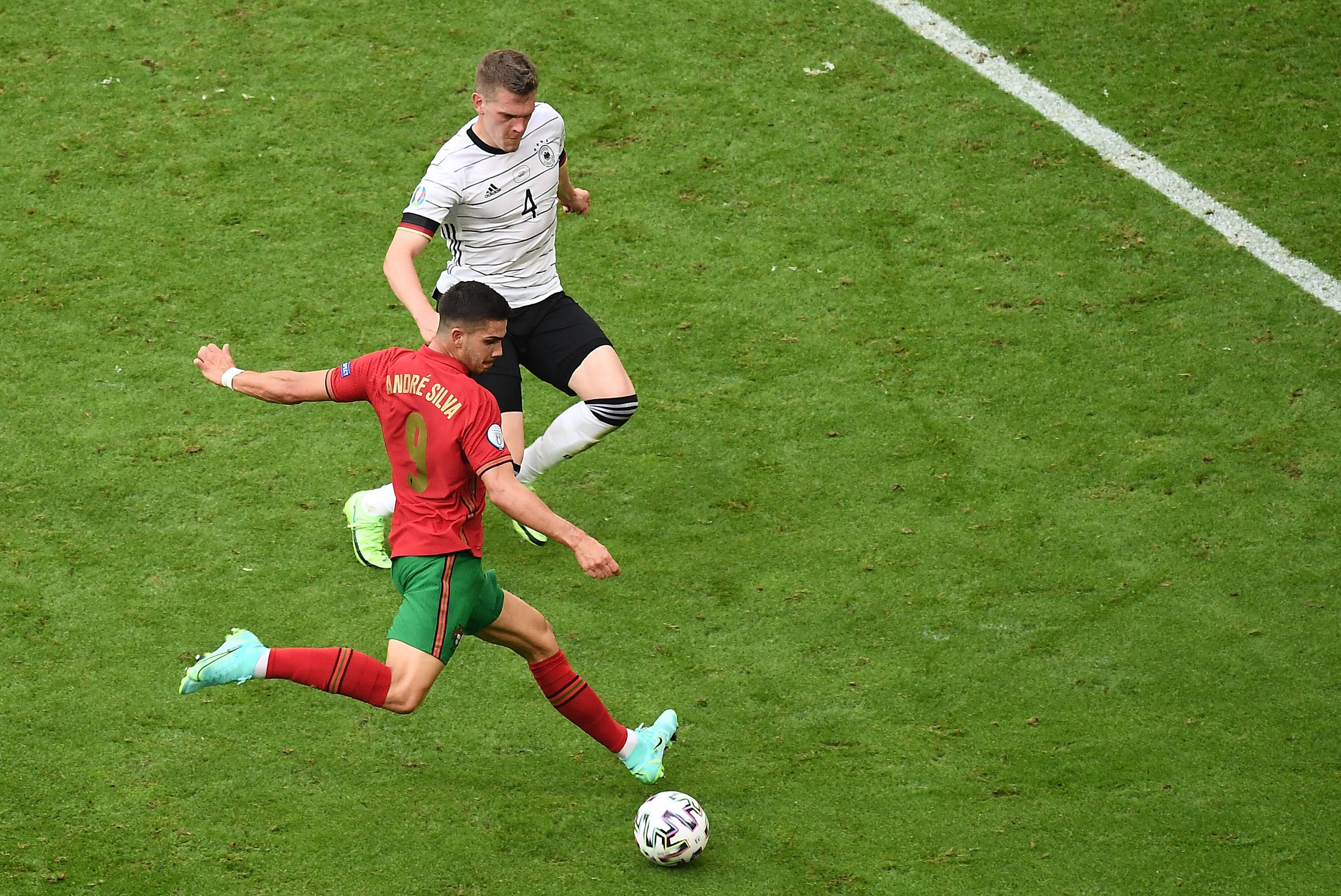 Gladbachs Abwehrchef Matthias Ginter, hier im Zweikampf mit Portugals André Silva, feierte am Samstag (19. Juni 2021) einen 4:2-Sieg mit dem DFB-Team bei der EM.