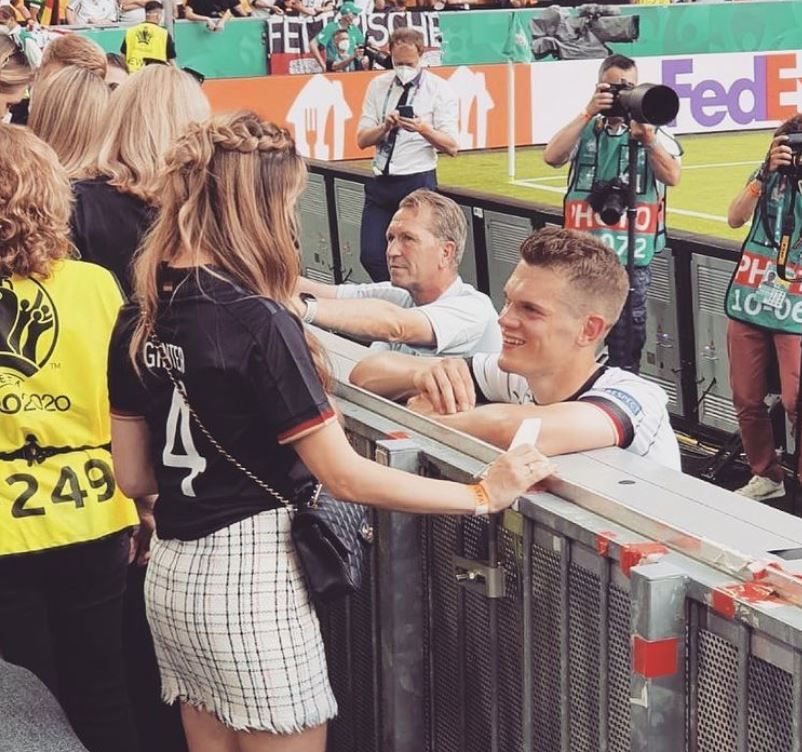 Nach dem 4:2-Sieg mit dem DFB-Team gegen Portugal bei der EM am Samstag (20. Juni 2021) gab es für Gladbachs Matthias Ginter ein Wiedersehen mit Ehefrau Christina. Beide werfen sich verliebte Blicke zu.