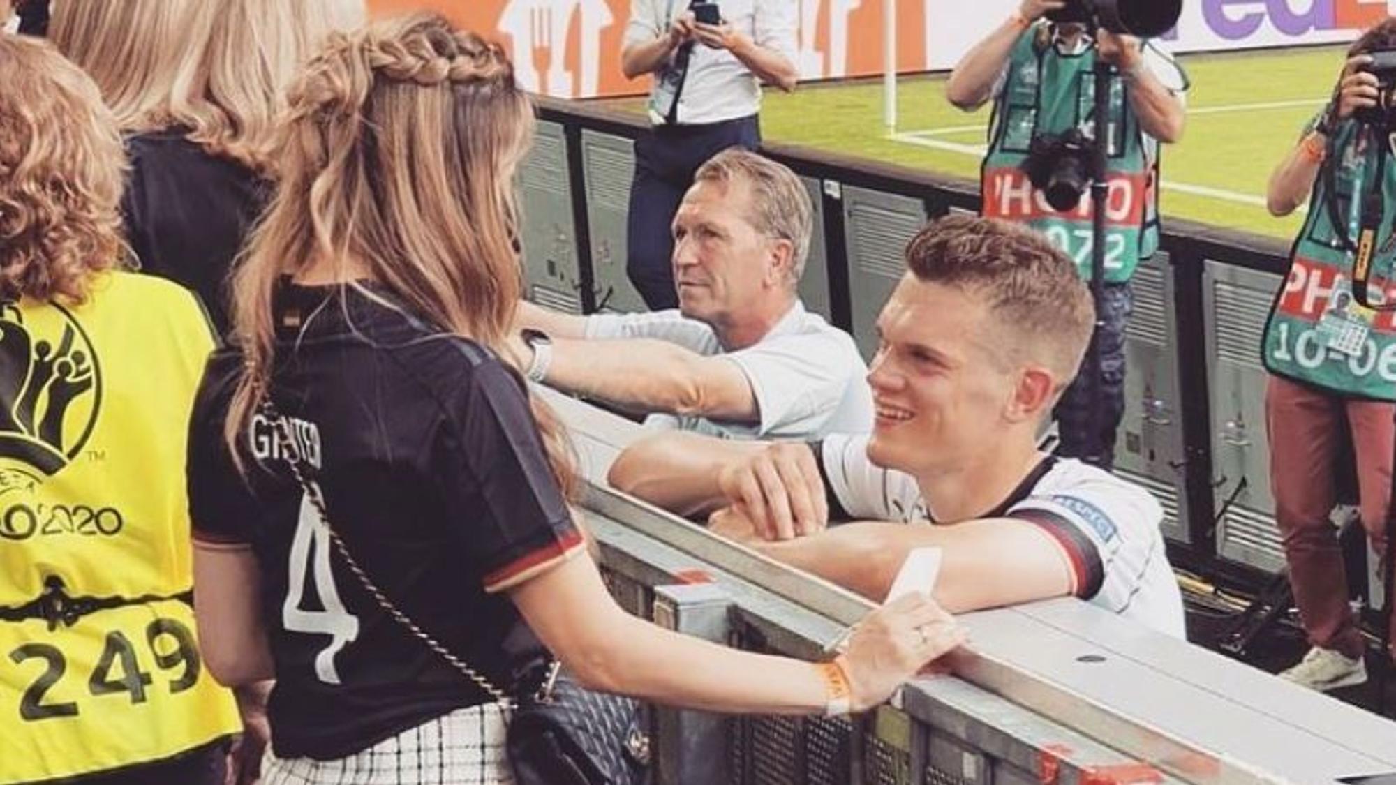 Nach dem 4:2-Sieg mit dem DFB-Team gegen Portugal bei der EM am Samstag (20. Juni 2021) gab es für Gladbachs Matthias Ginter ein Wiedersehen mit Ehefrau Christina. Beide werfen sich verliebte Blicke zu.