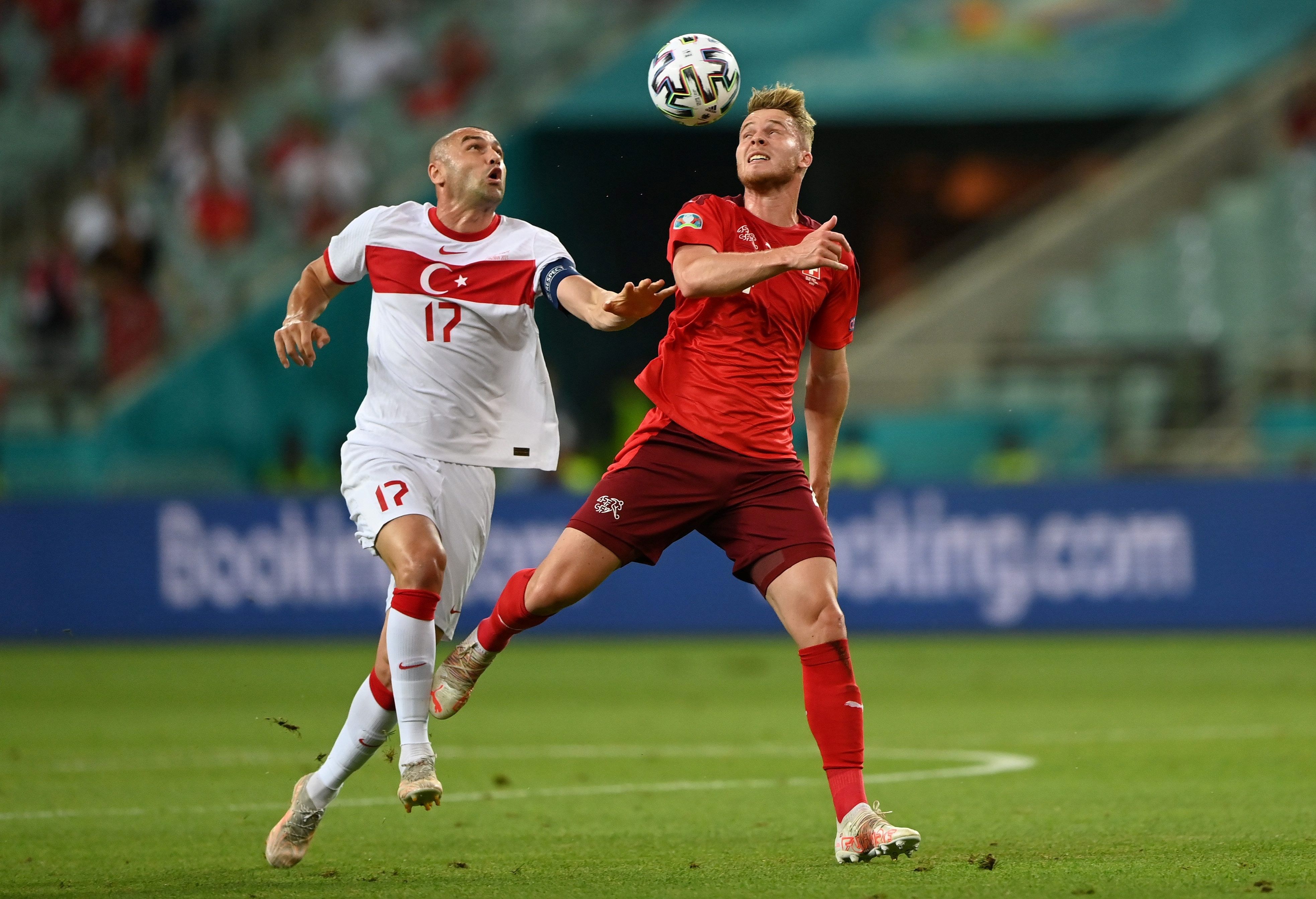 Gladbachs Nico Elvedi im Duell mit Burak Yilmaz aus der Türkei am dritten EM-Gruppenspieltag am 20. Juni 2021 in Baku.
