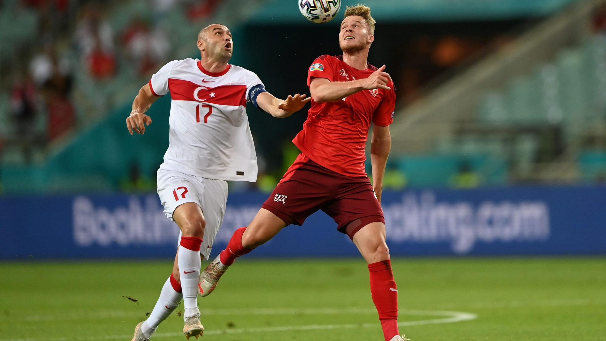 Gladbachs Nico Elvedi im Duell mit Burak Yilmaz aus der Türkei am dritten EM-Gruppenspieltag am 20. Juni 2021 in Baku.