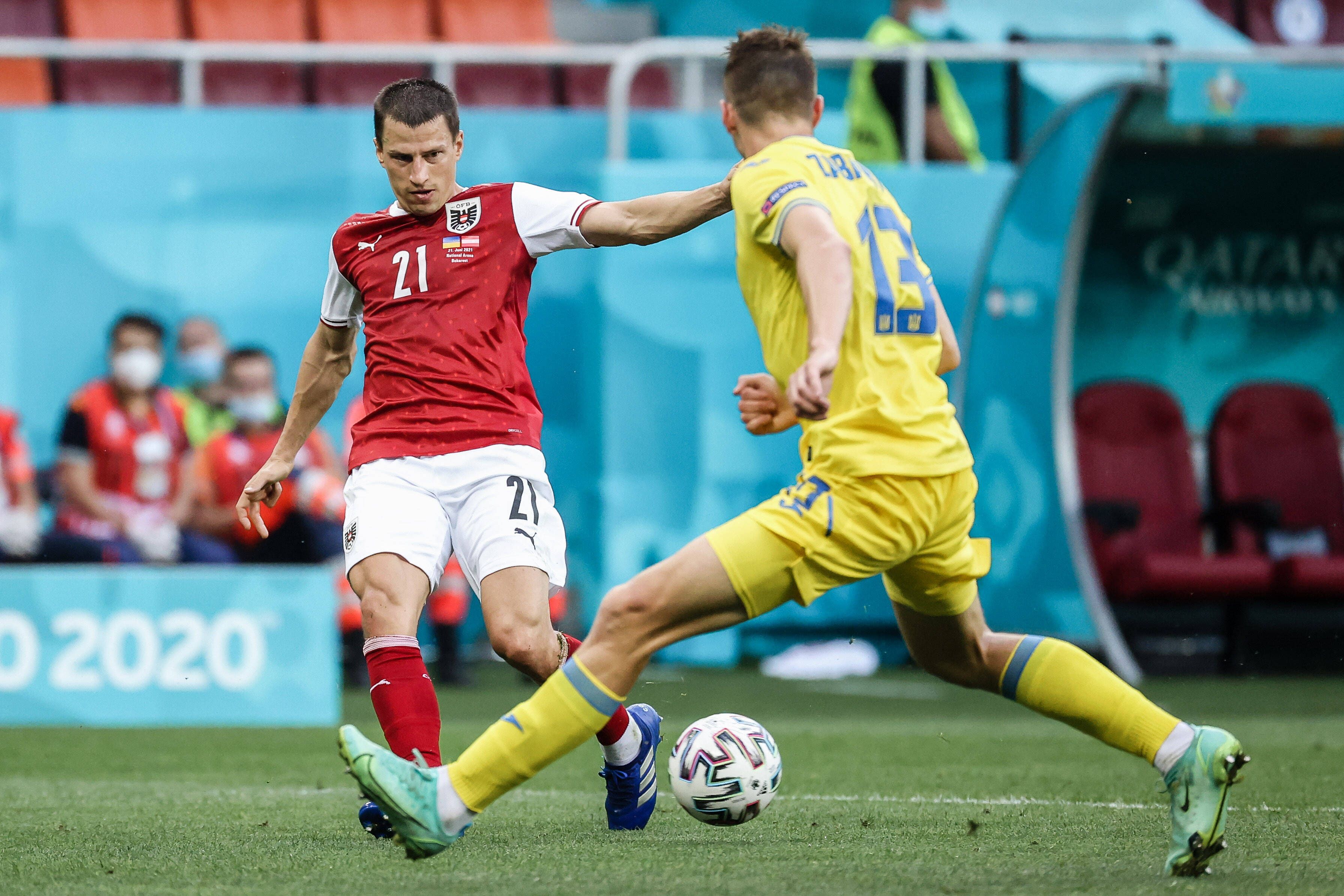 Gladbach-Verteidiger Stefan Lainer (l.) kämpft im Trikot Österreichs mit Illia Zabarnyi aus der Ukraine um den Ball.