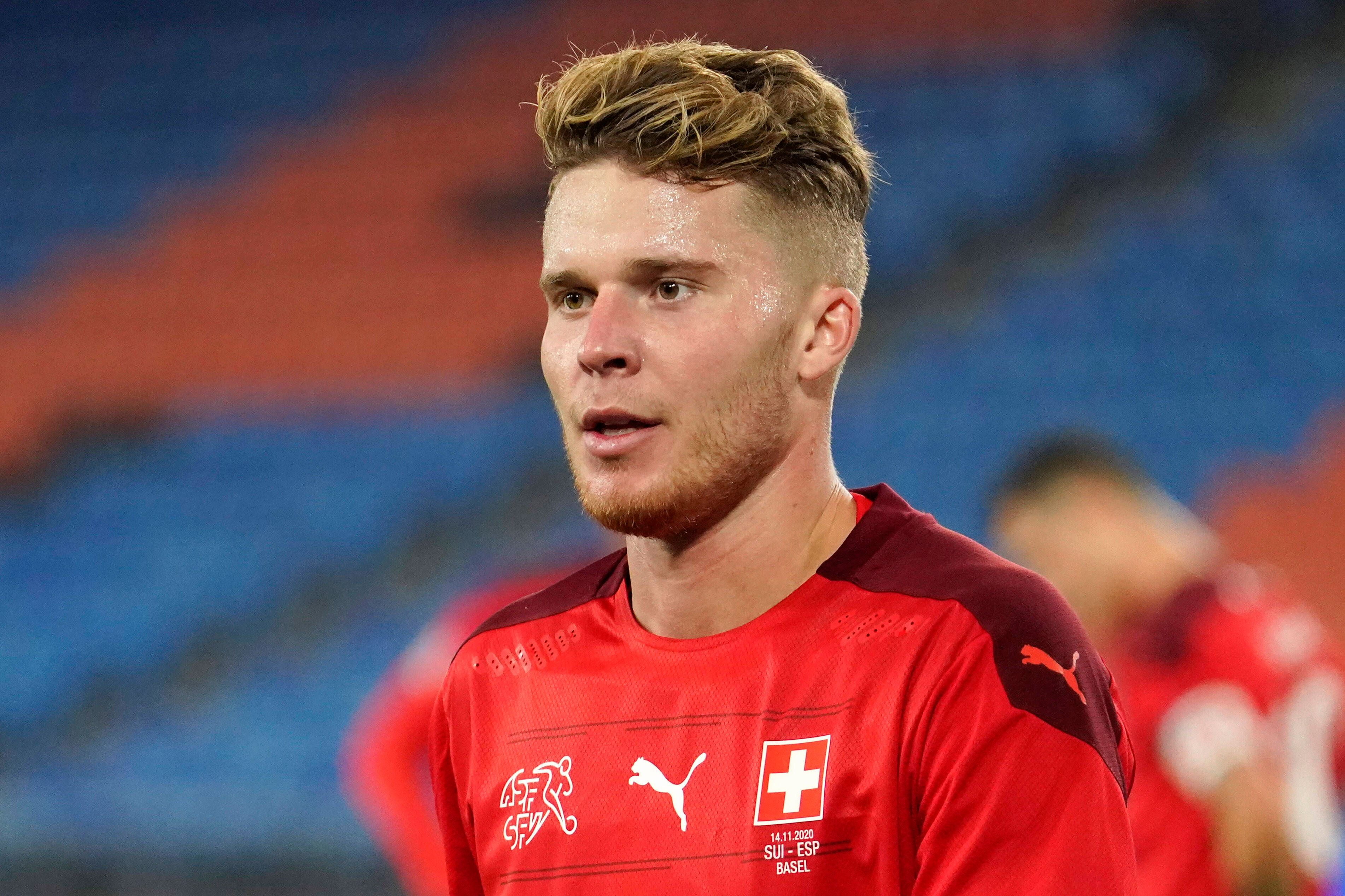 Der Schweizer Nationalspieler Nico Elvedi schaut konzentriert auf das Spielfeld.