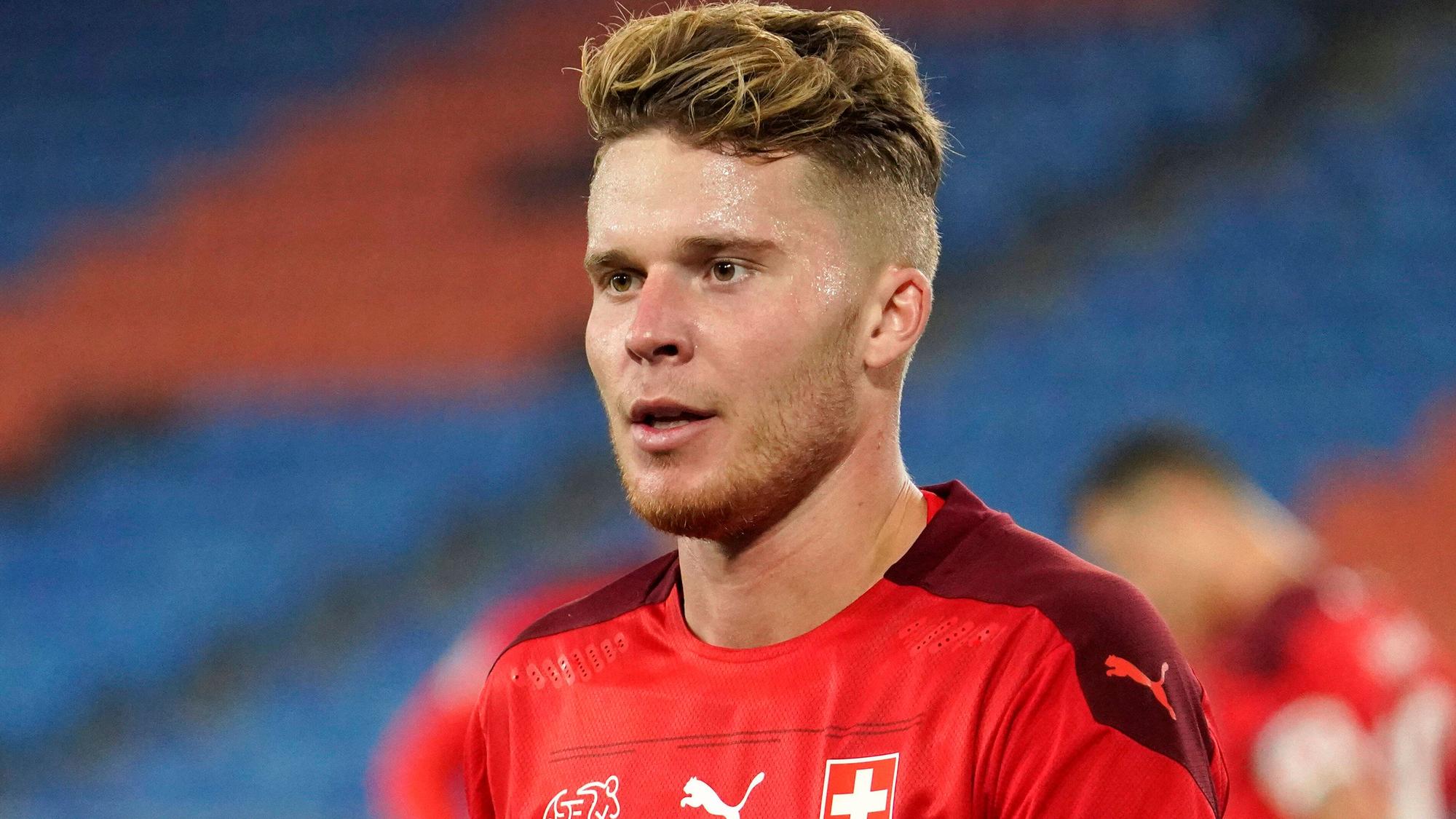 Der Schweizer Nationalspieler Nico Elvedi schaut konzentriert auf das Spielfeld.