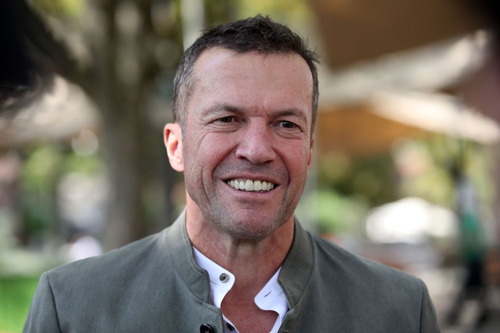 Lothar Matthäus lächelt in die Kamera eines Fotografen.