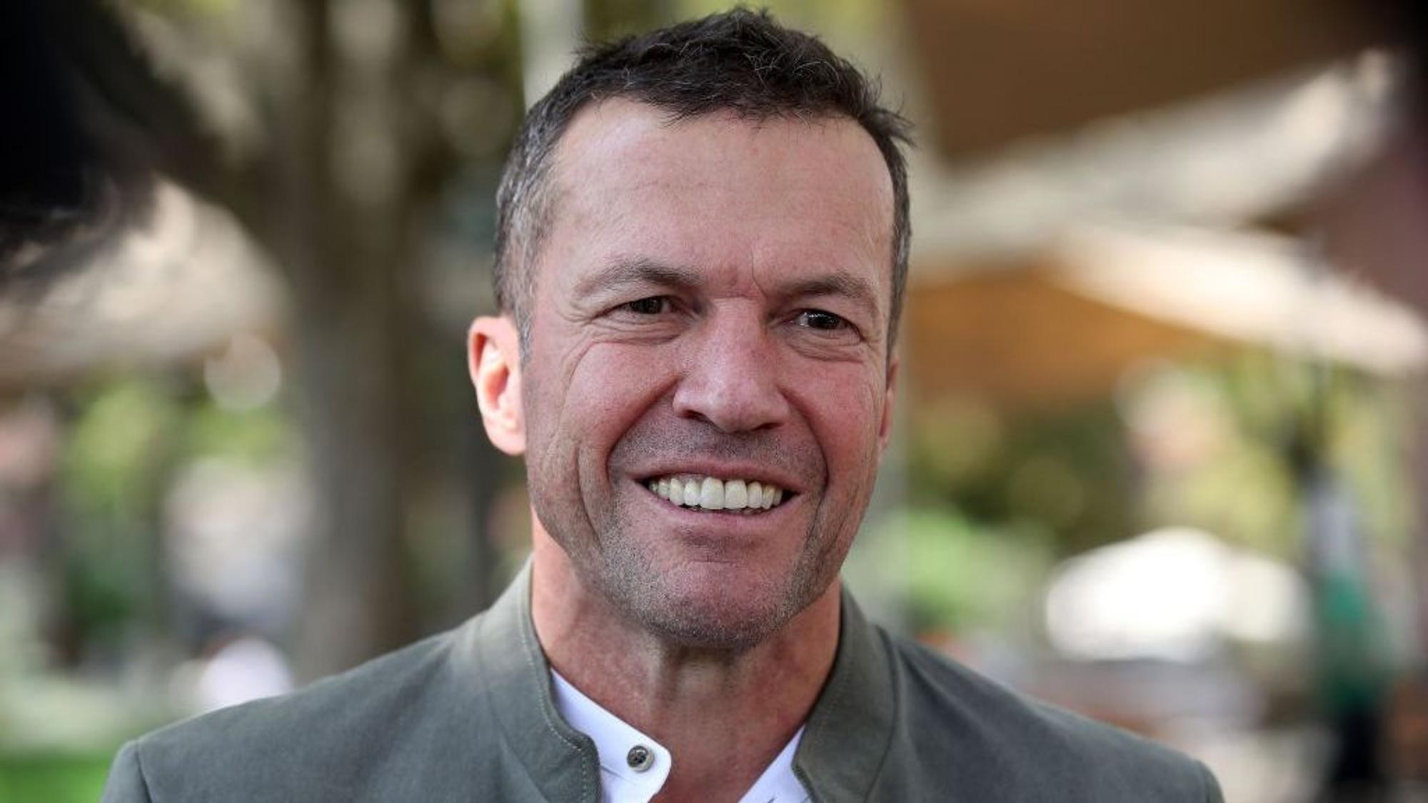 Lothar Matthäus lächelt in die Kamera eines Fotografen.