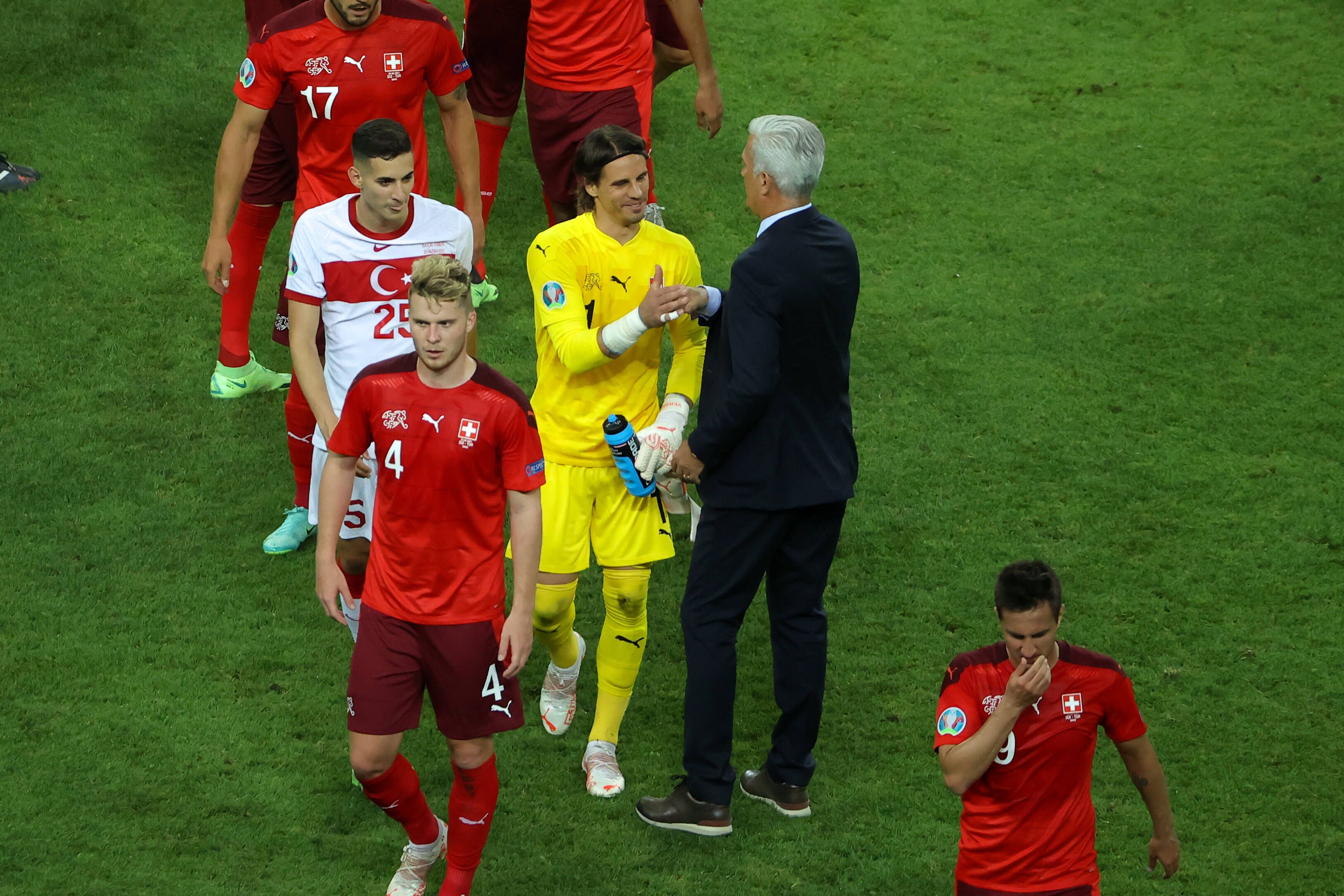 Yann Sommer (in Gelb), Nico Elvedi (vorne) und ihre Schweizer-Teamkollegen bejubeln den Sieg über die Türkei am 20. Juni 2021 in Baku.
