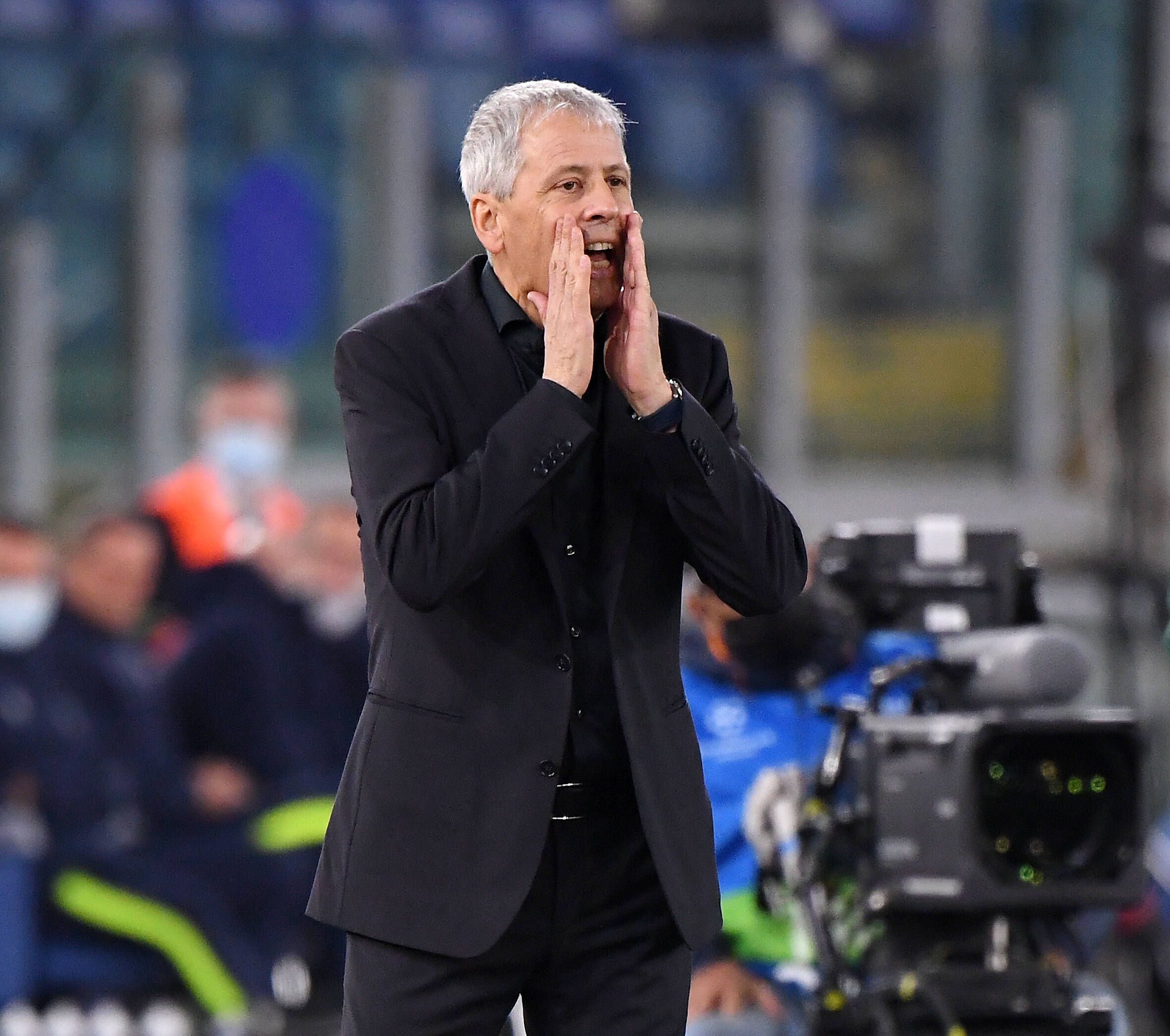 Trainer Lucien Favre hält sich beide Händen an die Wangen und ruft etwas auf das  Spielfeld.