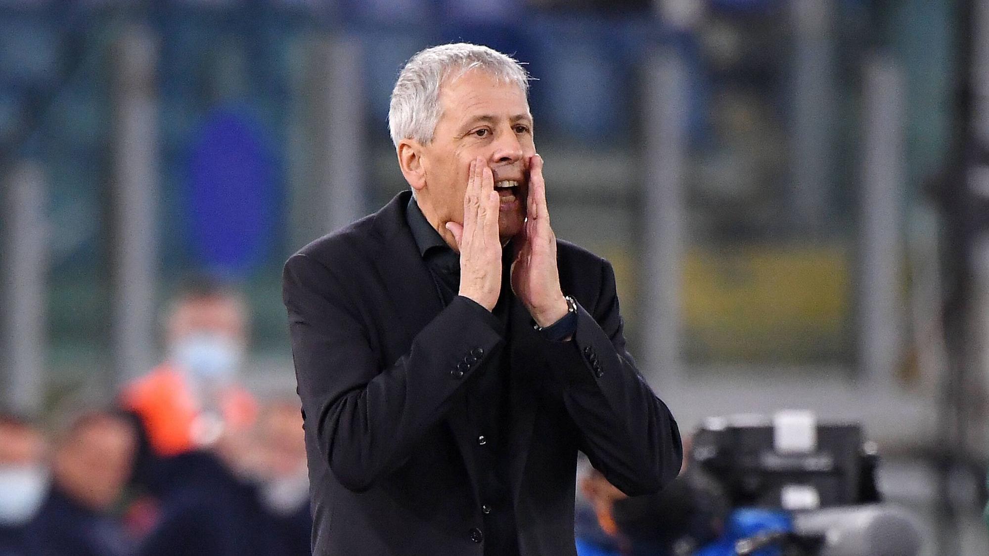 Trainer Lucien Favre hält sich beide Händen an die Wangen und ruft etwas auf das Spielfeld.