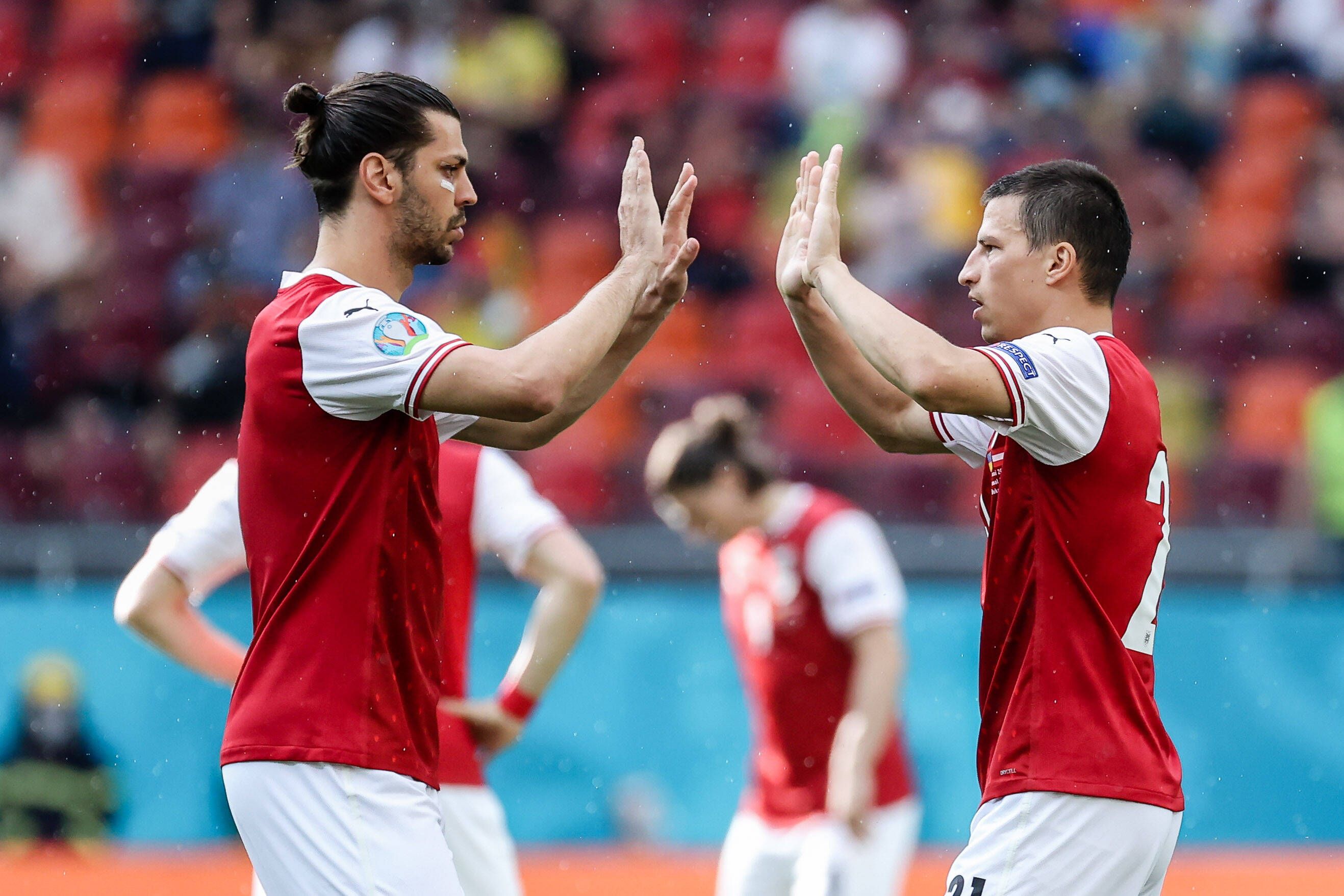 Gladbachs Stefan Lainer (rechts), hier mit ÖFB-Teamkollege Aleksandar Dragovic beim EM-Gruppenspiel gegen die Ukraine am 22. Juni 2021 in Bukarest, klatscht mit seinem Mannschaftskameraden ab.