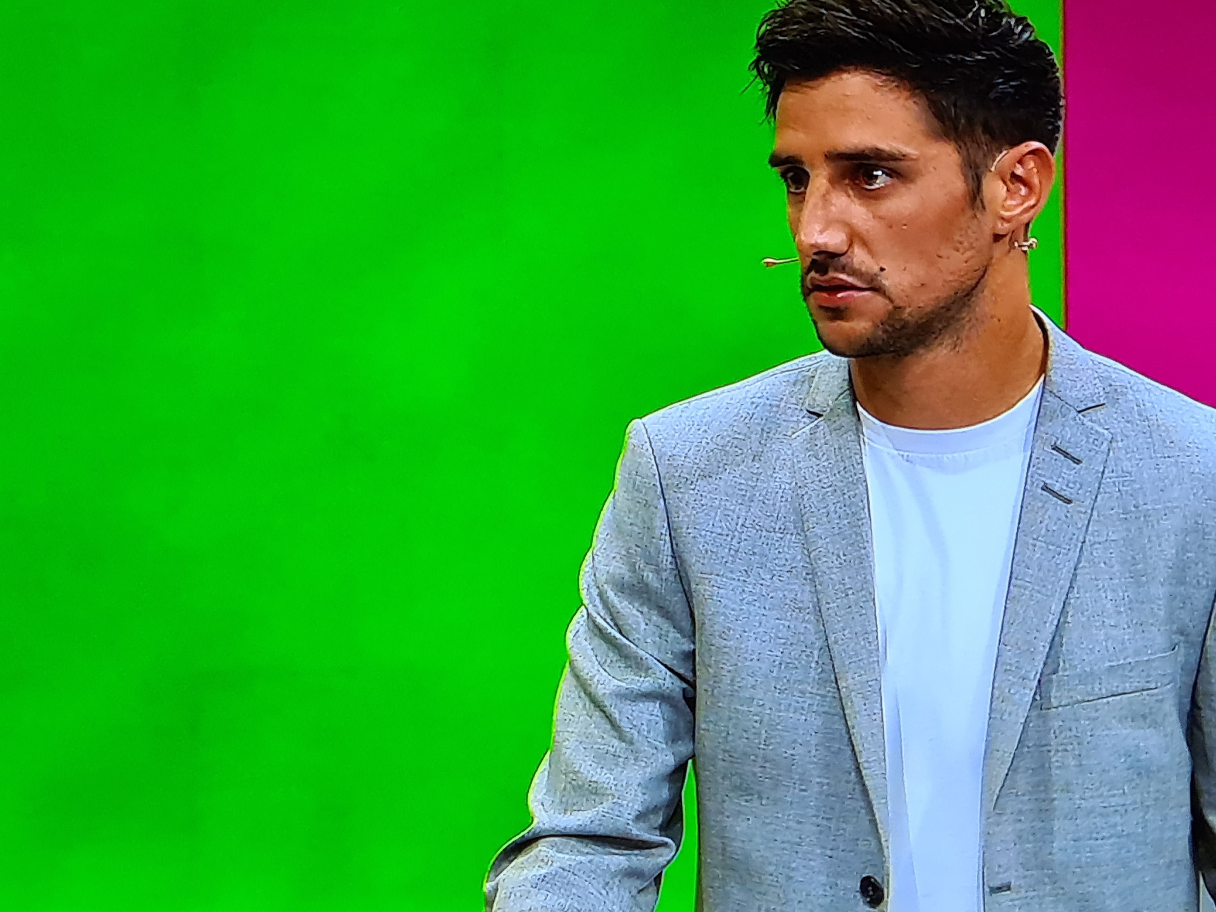 Gladbach-Kapitän Lars Stindl steht im TV-Studio von Magenta TV.