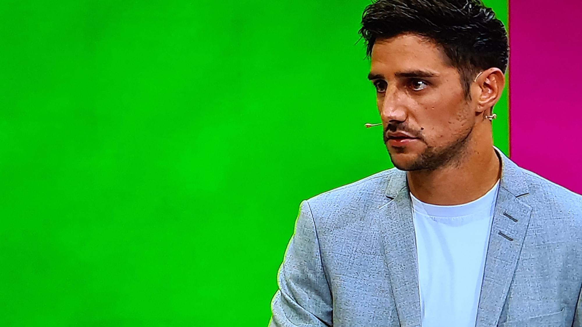 Gladbach-Kapitän Lars Stindl steht im TV-Studio von Magenta TV.