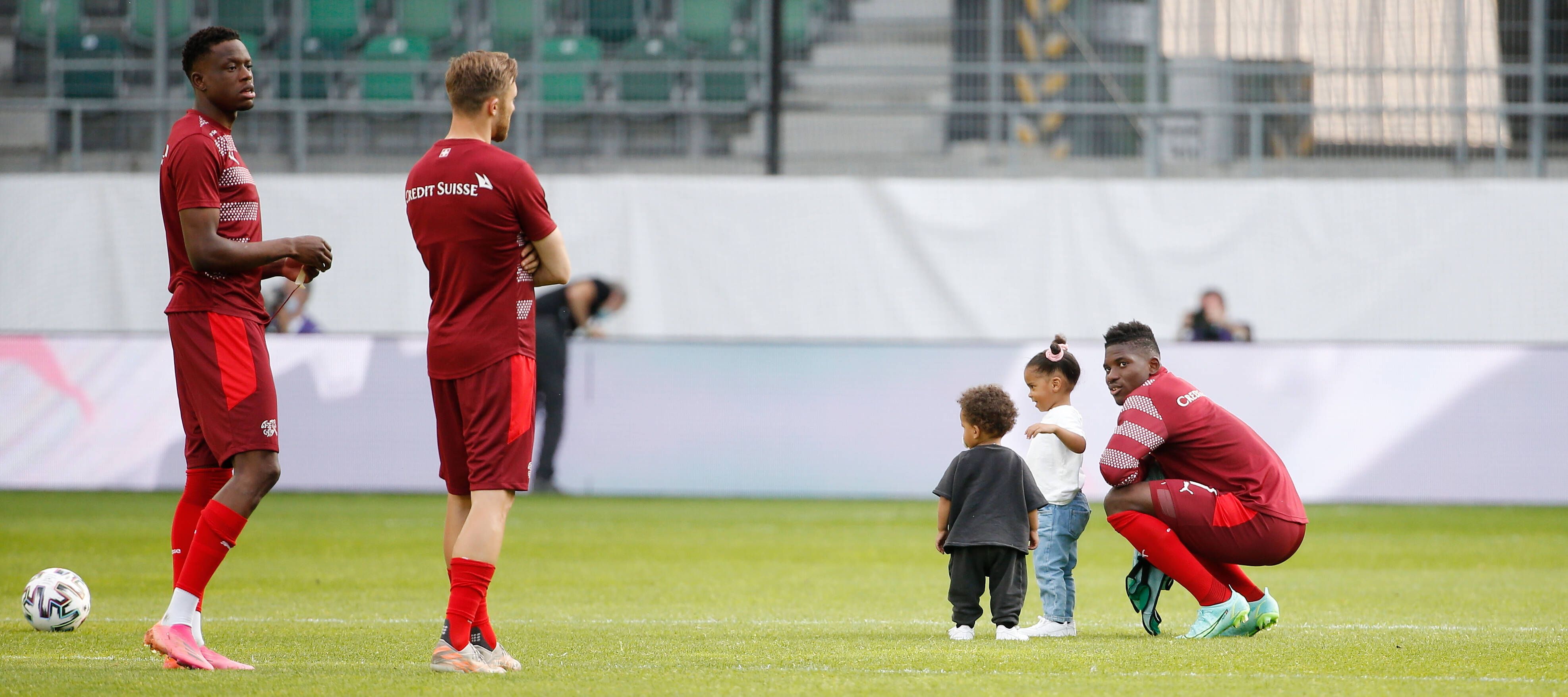 Die Gladbach-Profis Denis Zakaria (links) und Breel Embolo (rechts), der in die Hocke gegangen und mit seinen Kindern Naliya und Clay Enzo zu sehen ist.