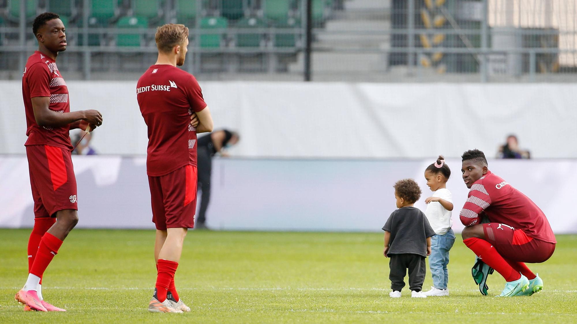 Die Gladbach-Profis Denis Zakaria (links) und Breel Embolo (rechts), der in die Hocke gegangen und mit seinen Kindern Naliya und Clay Enzo zu sehen ist.