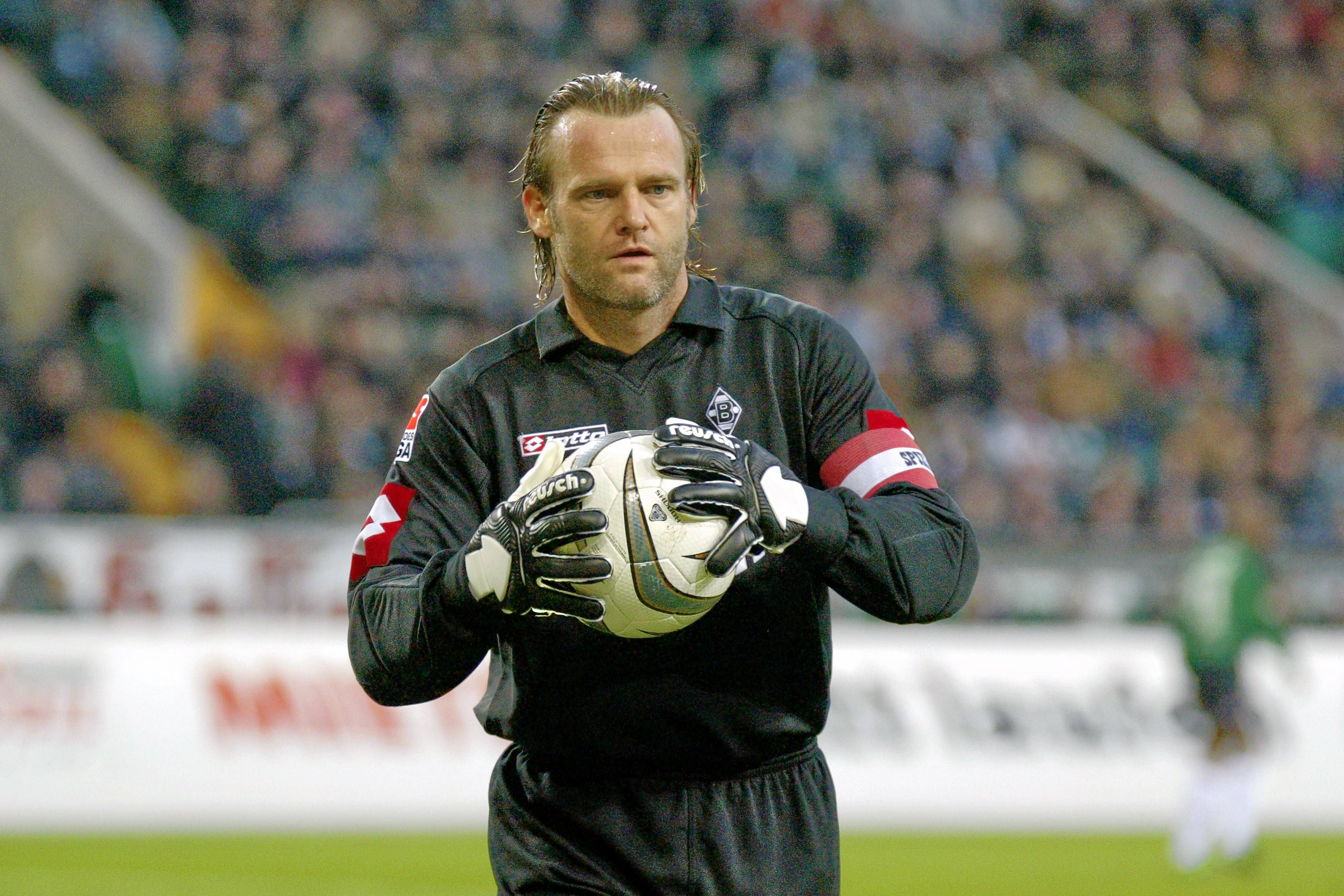 Torwart Jörg Stiel am 22. November 2003 beim Bundesligaspiel der Gladbacher gegen den VfL Wolfsburg.