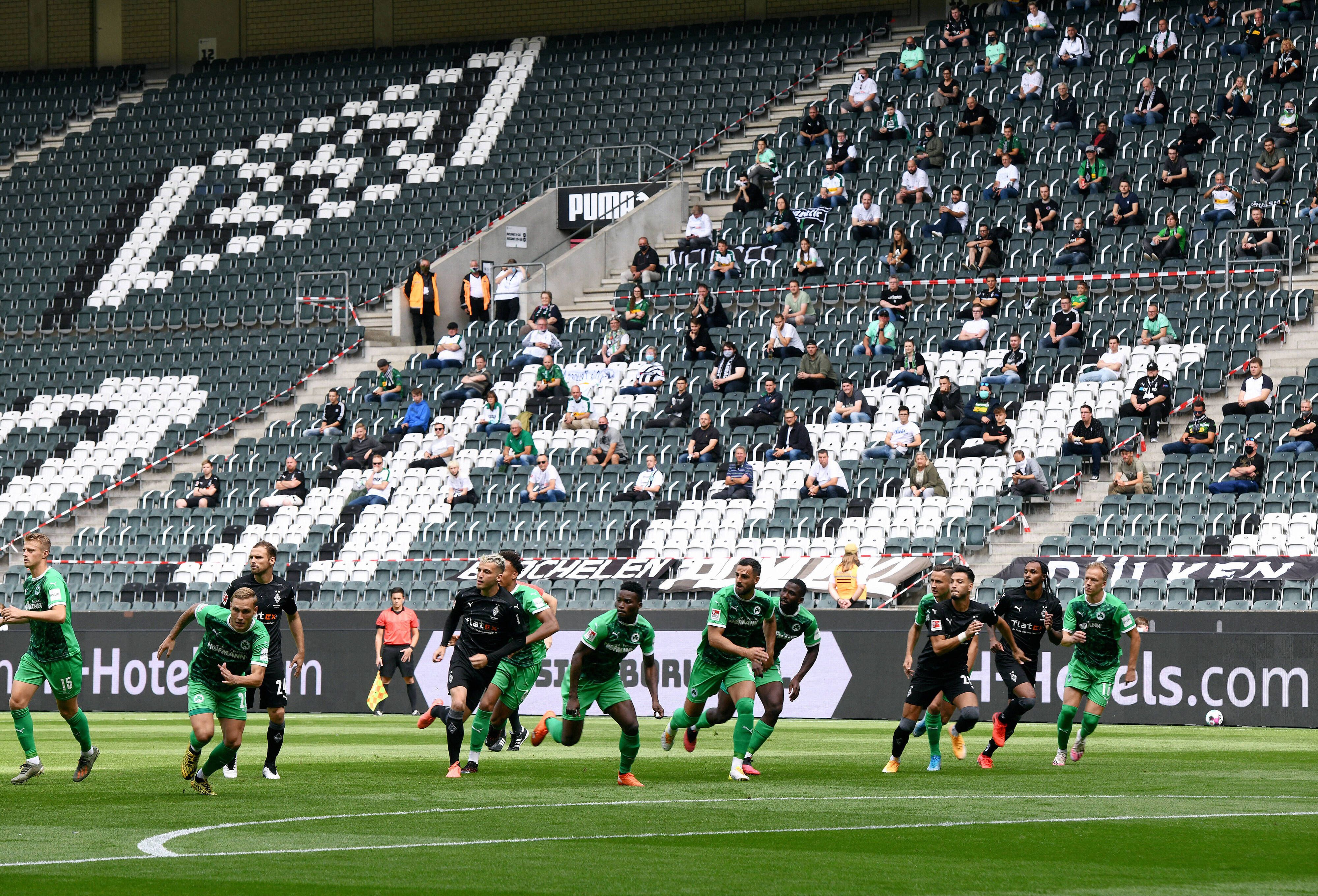 Gladbach im Testspiel gegen Greuther Fürth im Borussia-Park am 27. August 2020 mit einigen Zuschauern im Stadion.