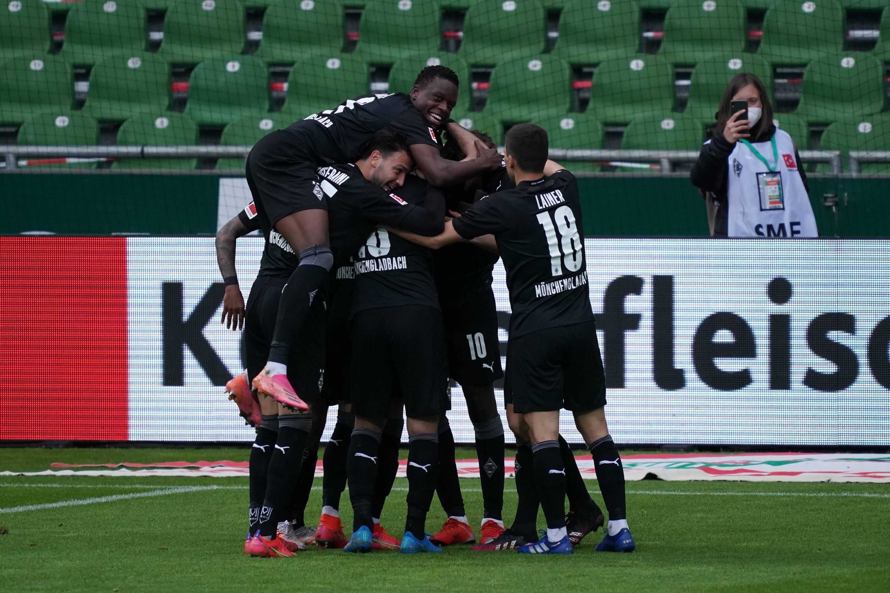 Gladbachs Denis Zakaria (links oben) jubelt gemeinsam mit Ramy Bensebaini, Stefan Lainer und weiteren Kollegen über ein Tor im Bundesliga-Spiel bei Werder Bremen am 22. Mai 2021.