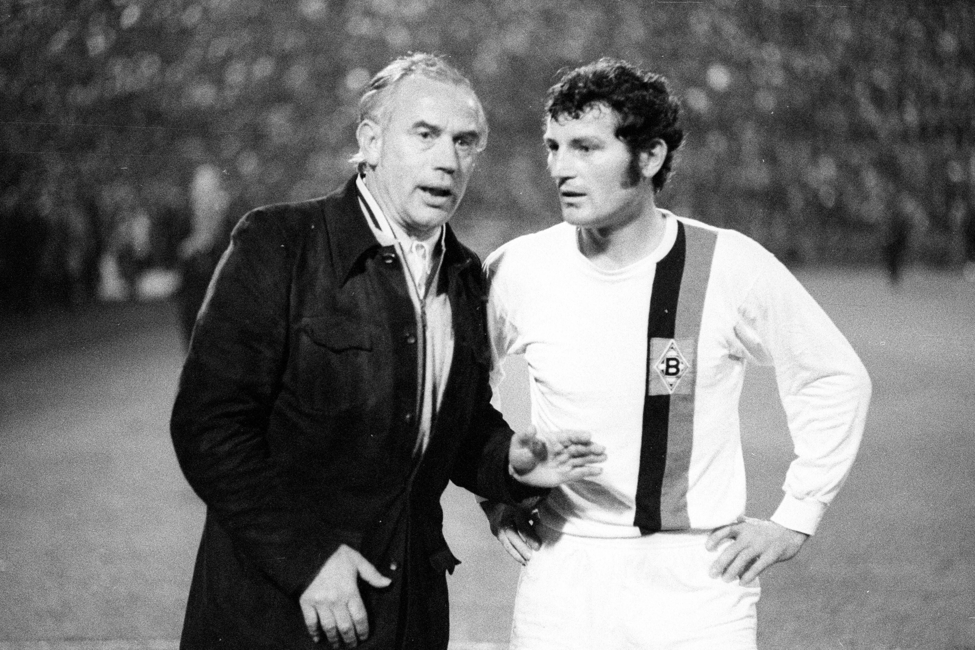 Fußball, Europapokal der Landesmeister 1971/1972, Borussia Mönchengladbach - Inter Mailand 7-1 Trainer Hennes Weisweiler und Ludwig -Luggi- Müller beide Borussia Mönchengladbach im Gespräch