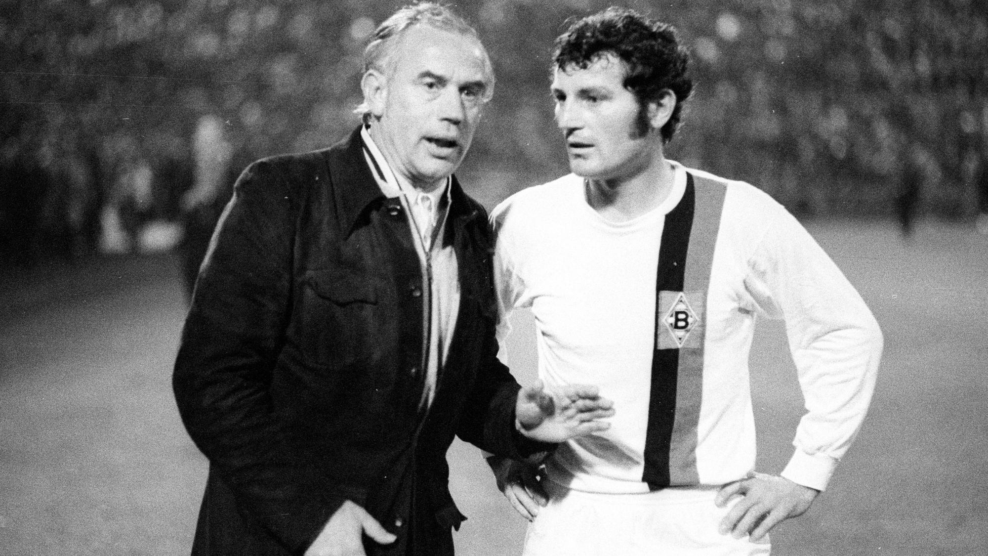 Fußball, Europapokal der Landesmeister 1971/1972, Borussia Mönchengladbach - Inter Mailand 7-1 Trainer Hennes Weisweiler und Ludwig -Luggi- Müller beide Borussia Mönchengladbach im Gespräch