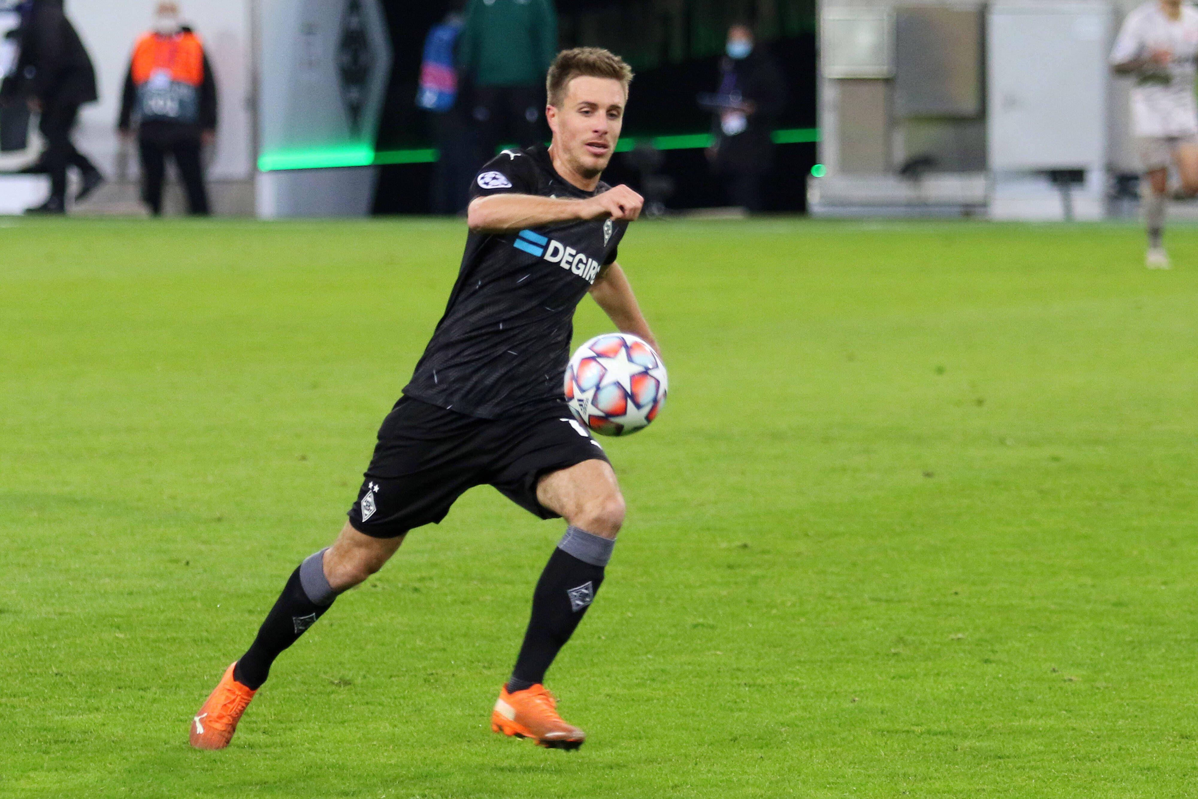 Patrick Herrmann sprintet im Borussia-Park mit dem Ball über das Spielfeld.