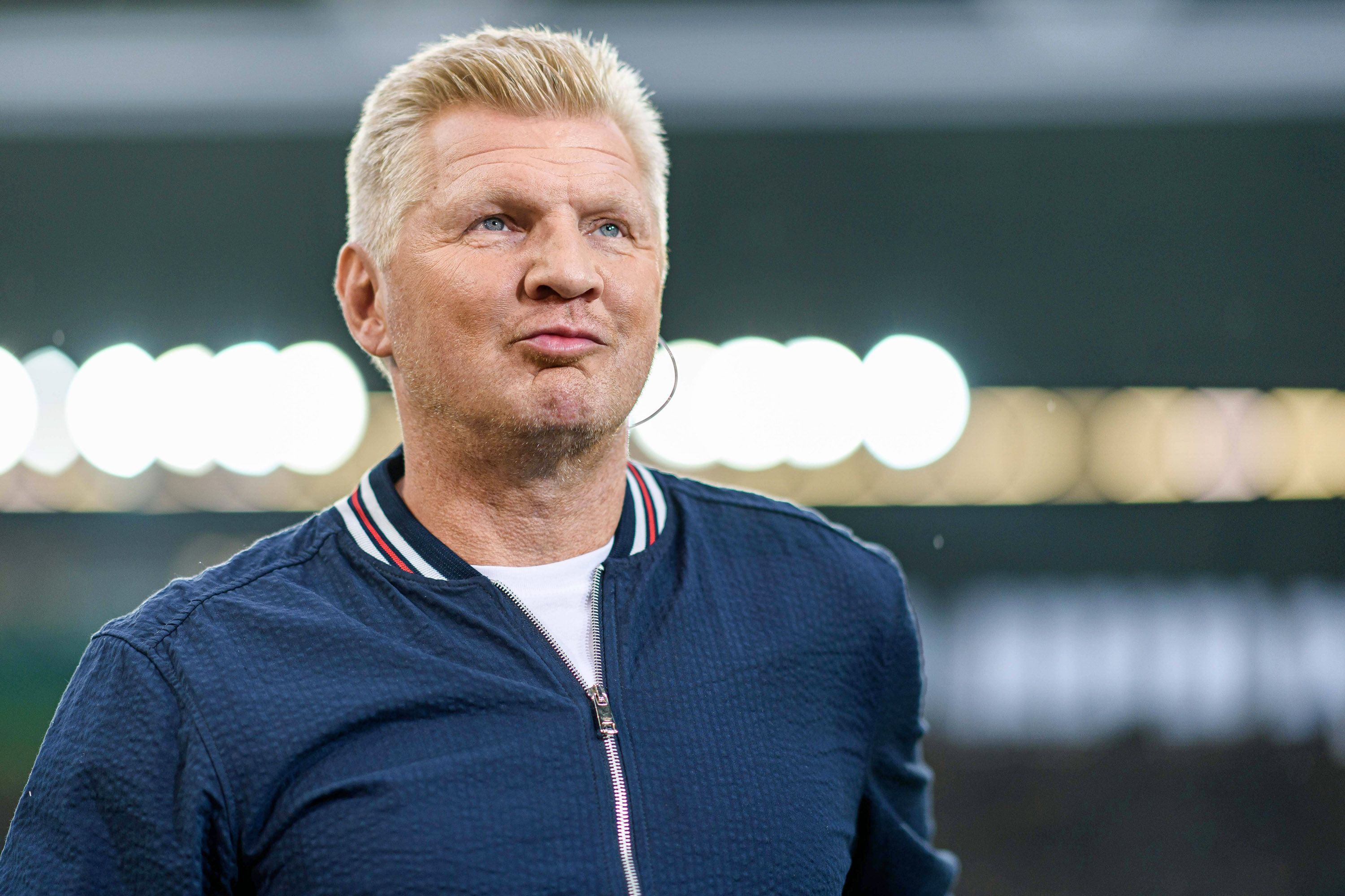 Ex-Gladbach-Star Stefan Effenberg, hier zu sehen am 9. August 2019, hat einen neuen Job bei Bayern München übernommen. Effenberg lächelt und schaut nach vorne.