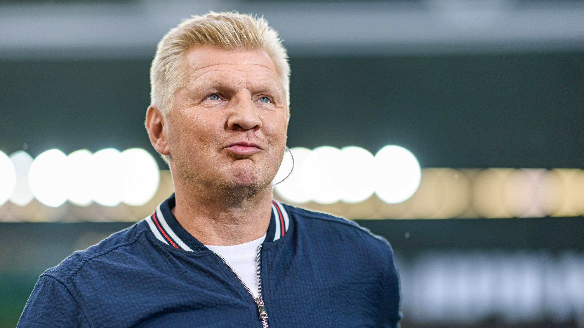 Ex-Gladbach-Star Stefan Effenberg, hier zu sehen am 9. August 2019, hat einen neuen Job bei Bayern München übernommen. Effenberg lächelt und schaut nach vorne.