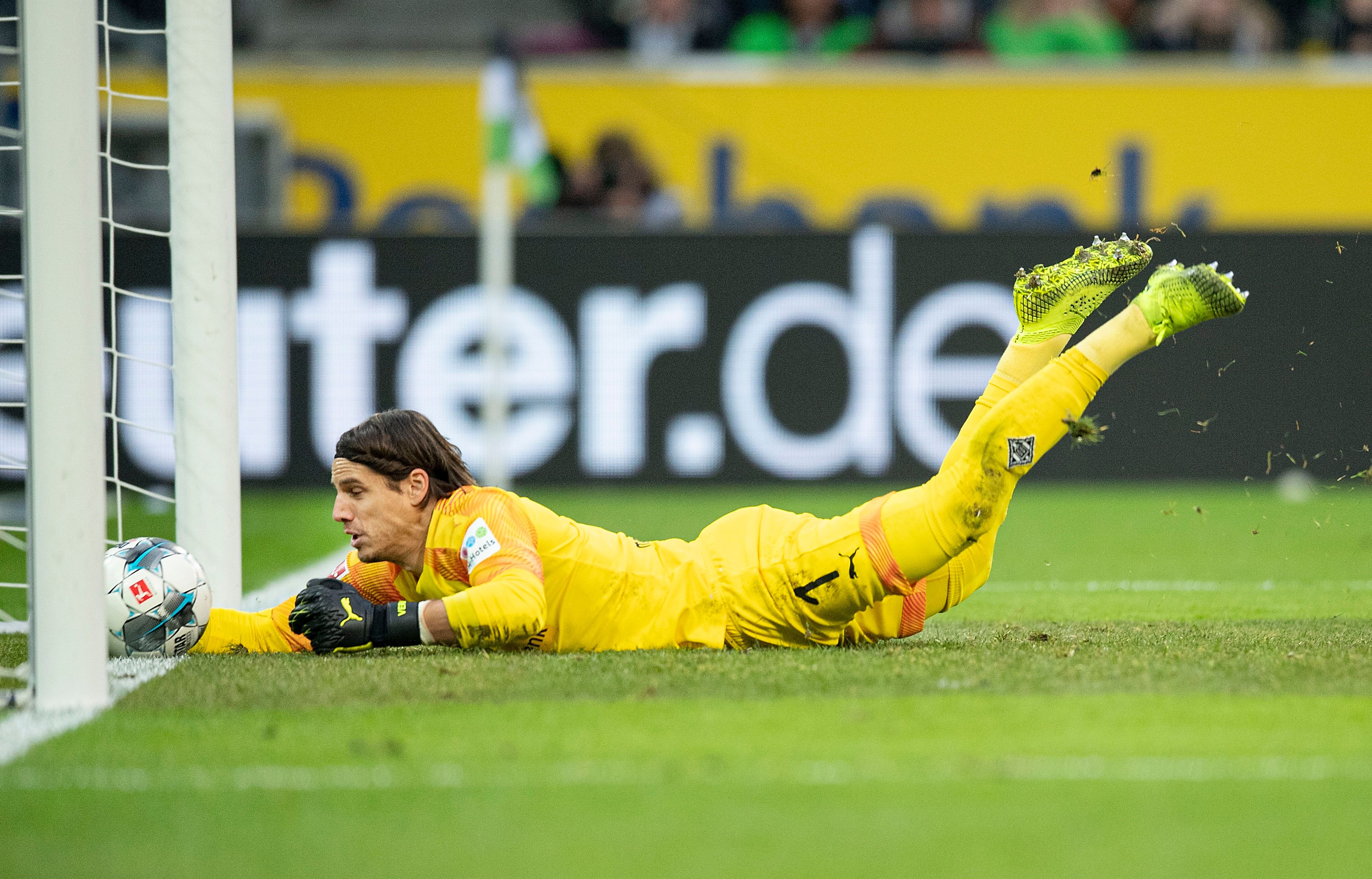 Gladbach-Torhüter Yann Sommer sichert den Ball kurz vor der Torlinie.