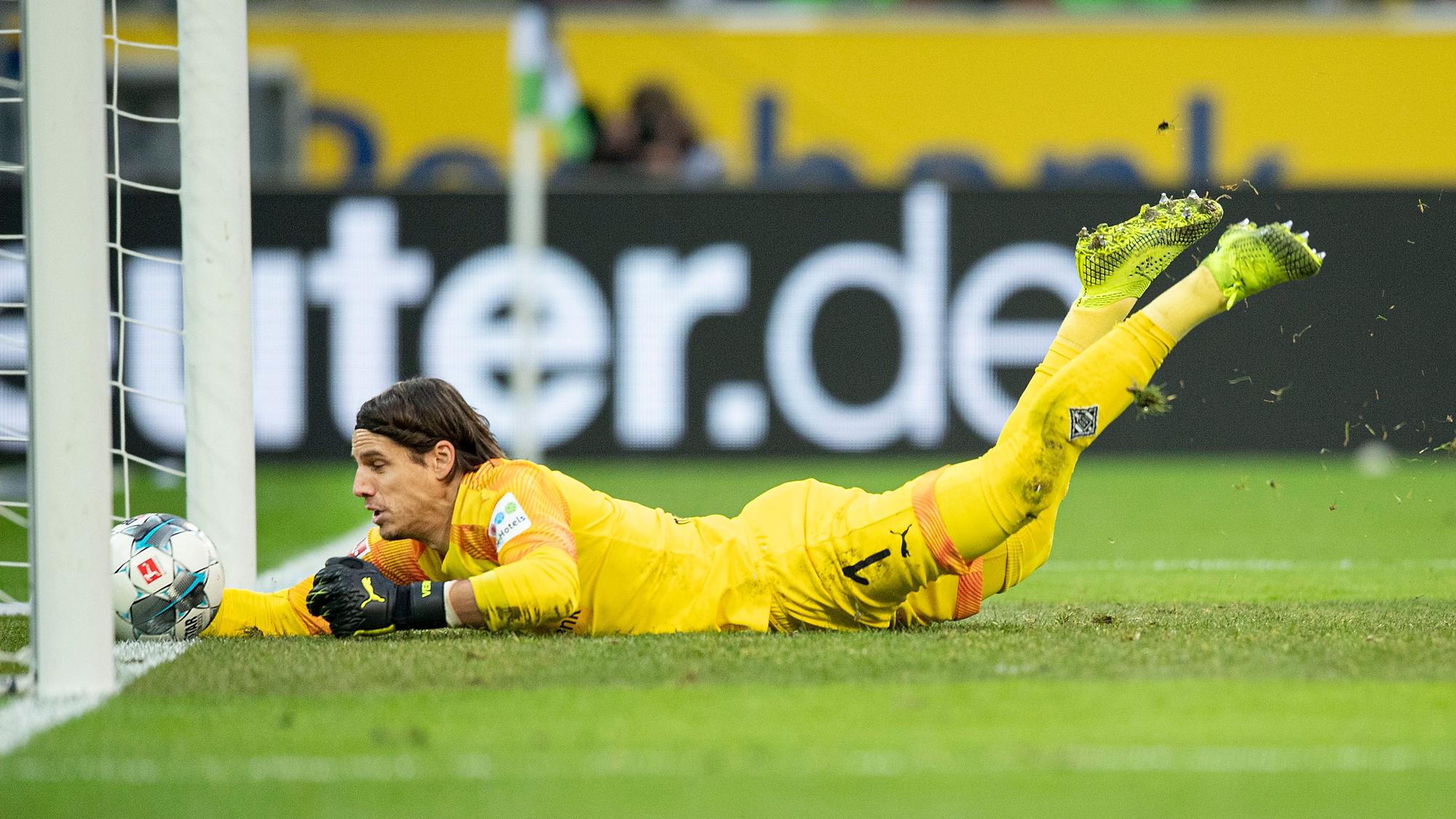 Gladbach-Torhüter Yann Sommer sichert den Ball kurz vor der Torlinie.