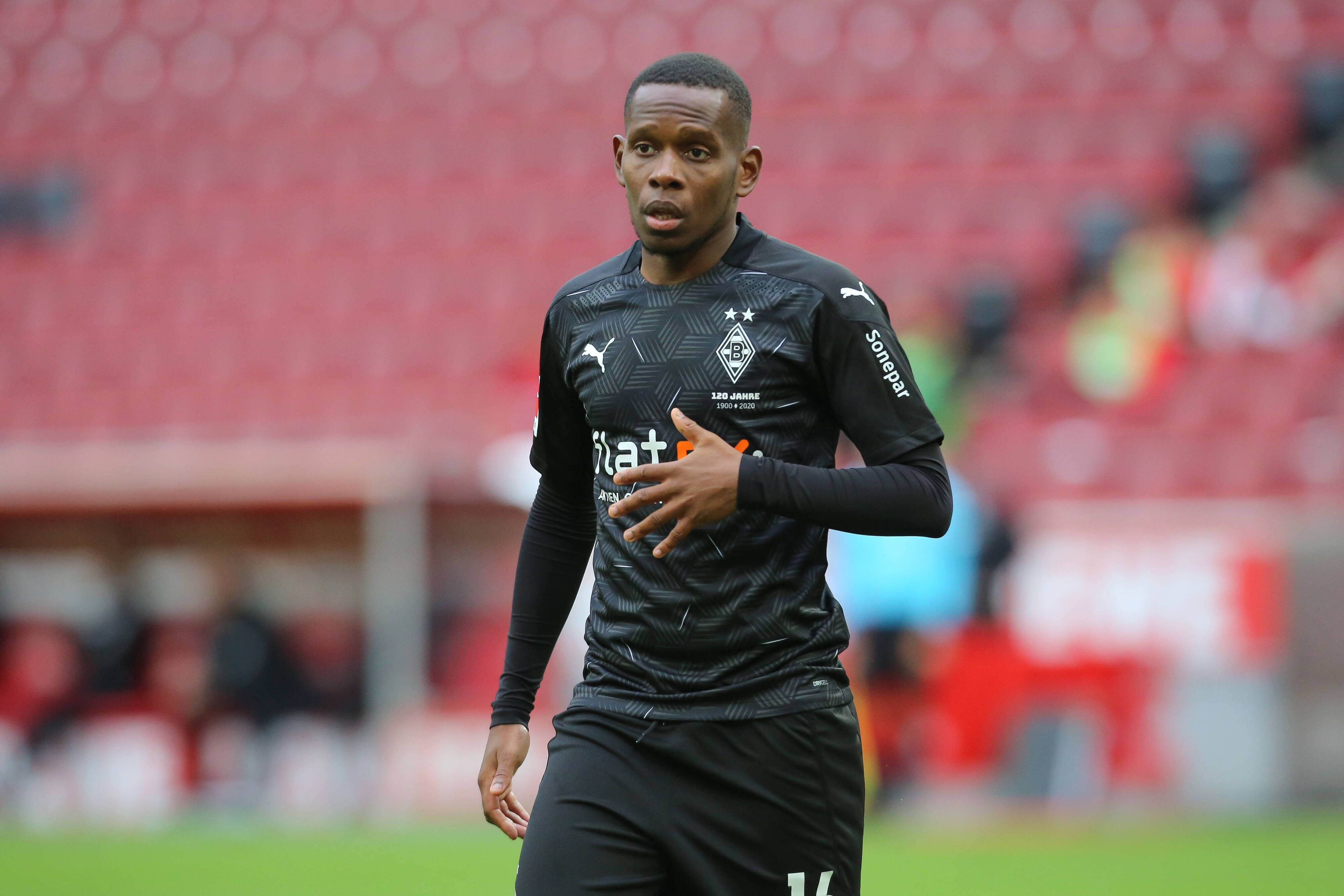 Ibrahima Traoré in einer Spielszene. Der Offensivspieler verfolgt das Geschehen auf dem Platz, seine linke Hand hat er dabei vor der Brust.