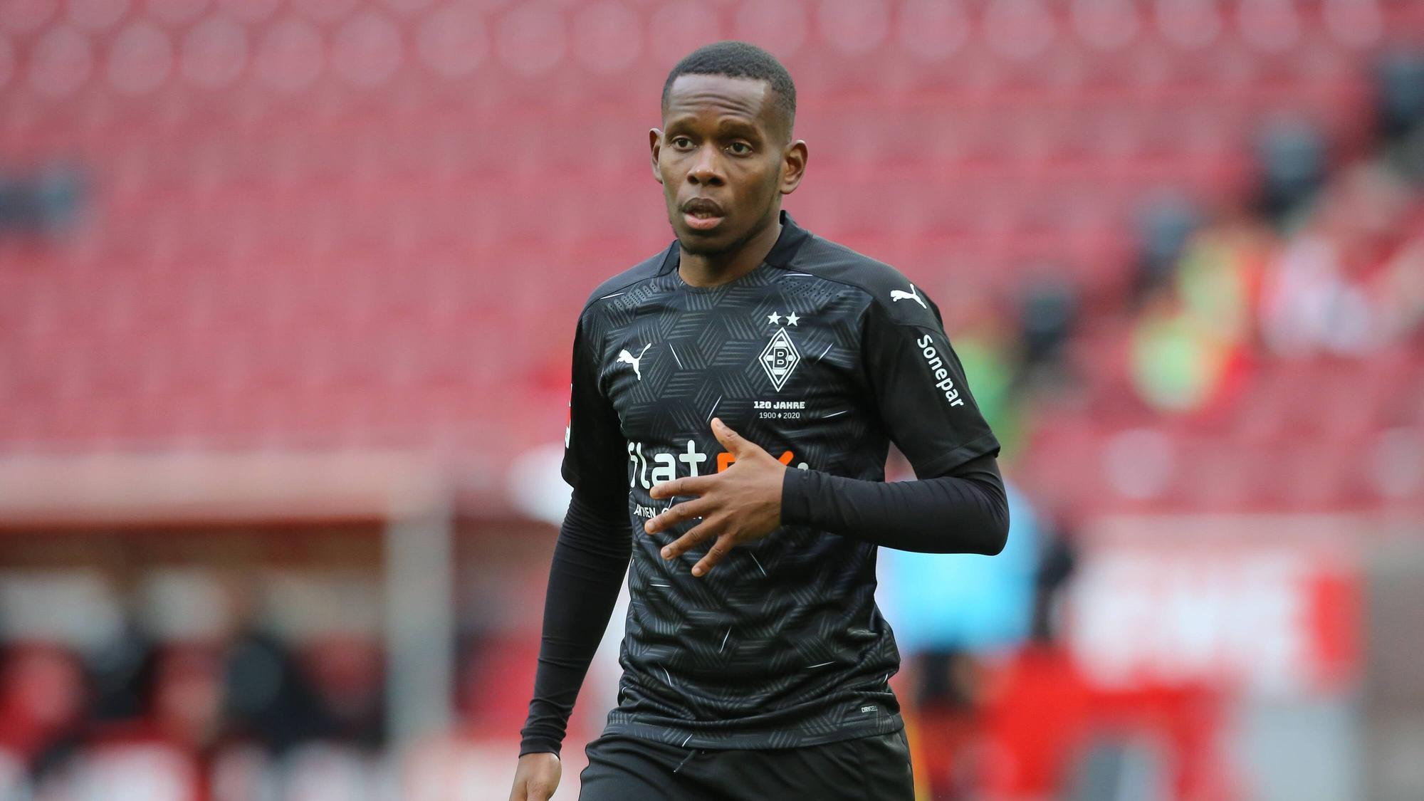 Ibrahima Traoré in einer Spielszene. Der Offensivspieler verfolgt das Geschehen auf dem Platz, seine linke Hand hat er dabei vor der Brust.