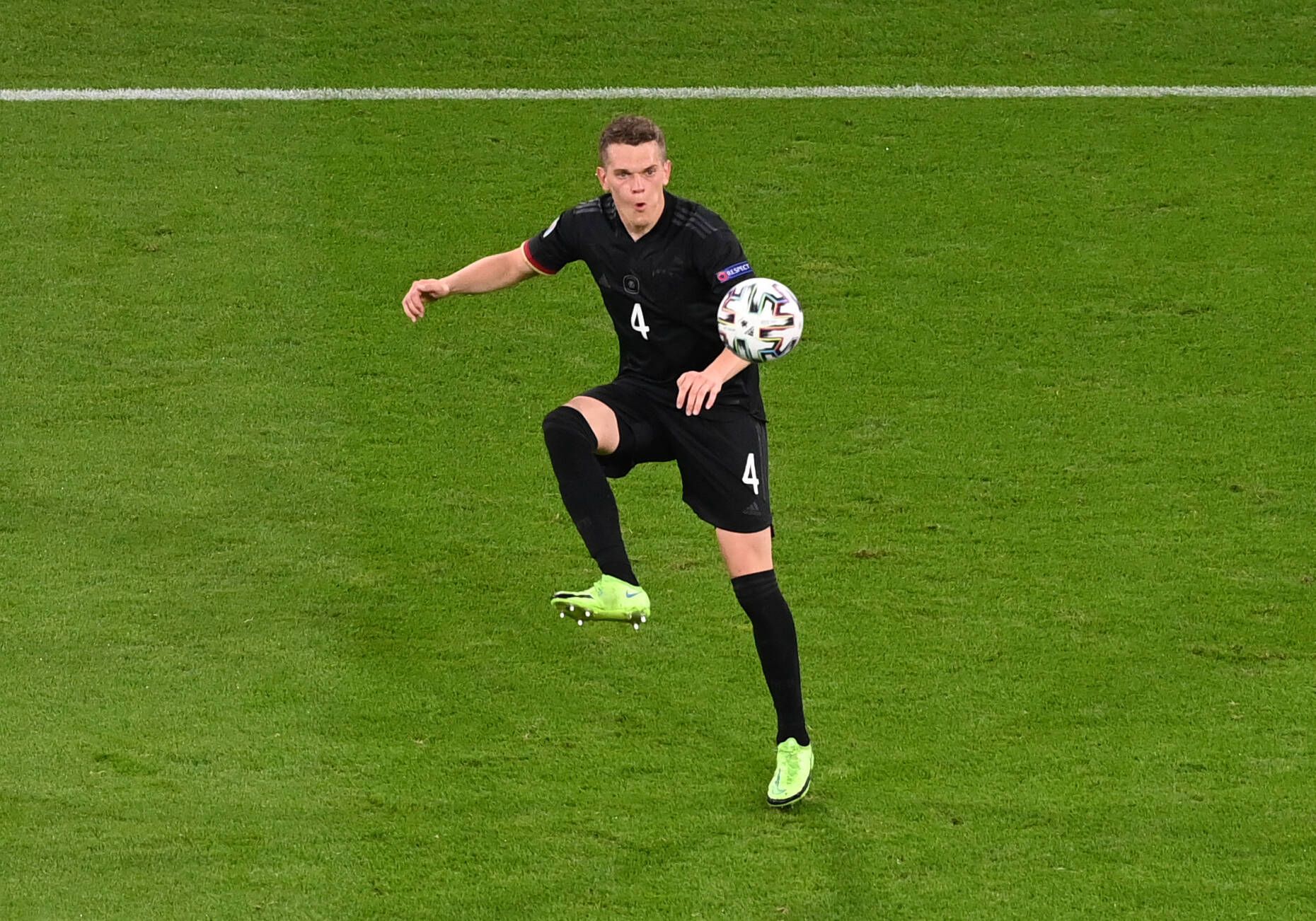 Nationalspieler Matthias Ginter blickt gebannt auf den Ball, den er mit dem rechten Fuß stoppen will.