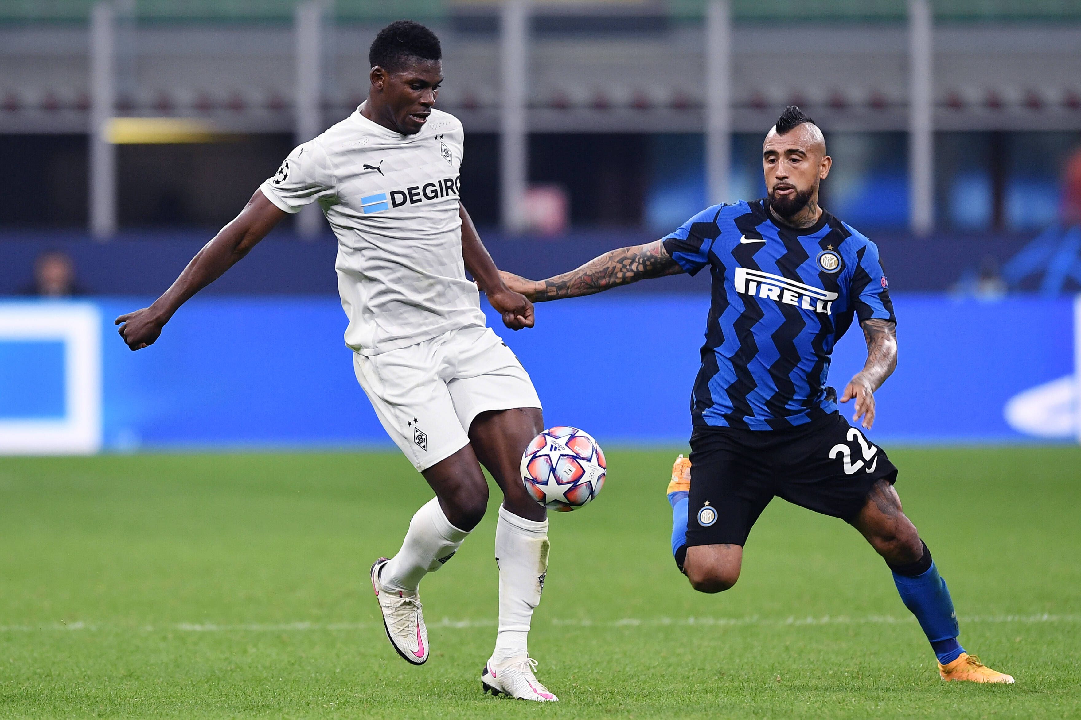 Gladbachs Breel Embolo behauptet im Duell mit Inter-Profi Arturo Vidal in Mailand den Ball.